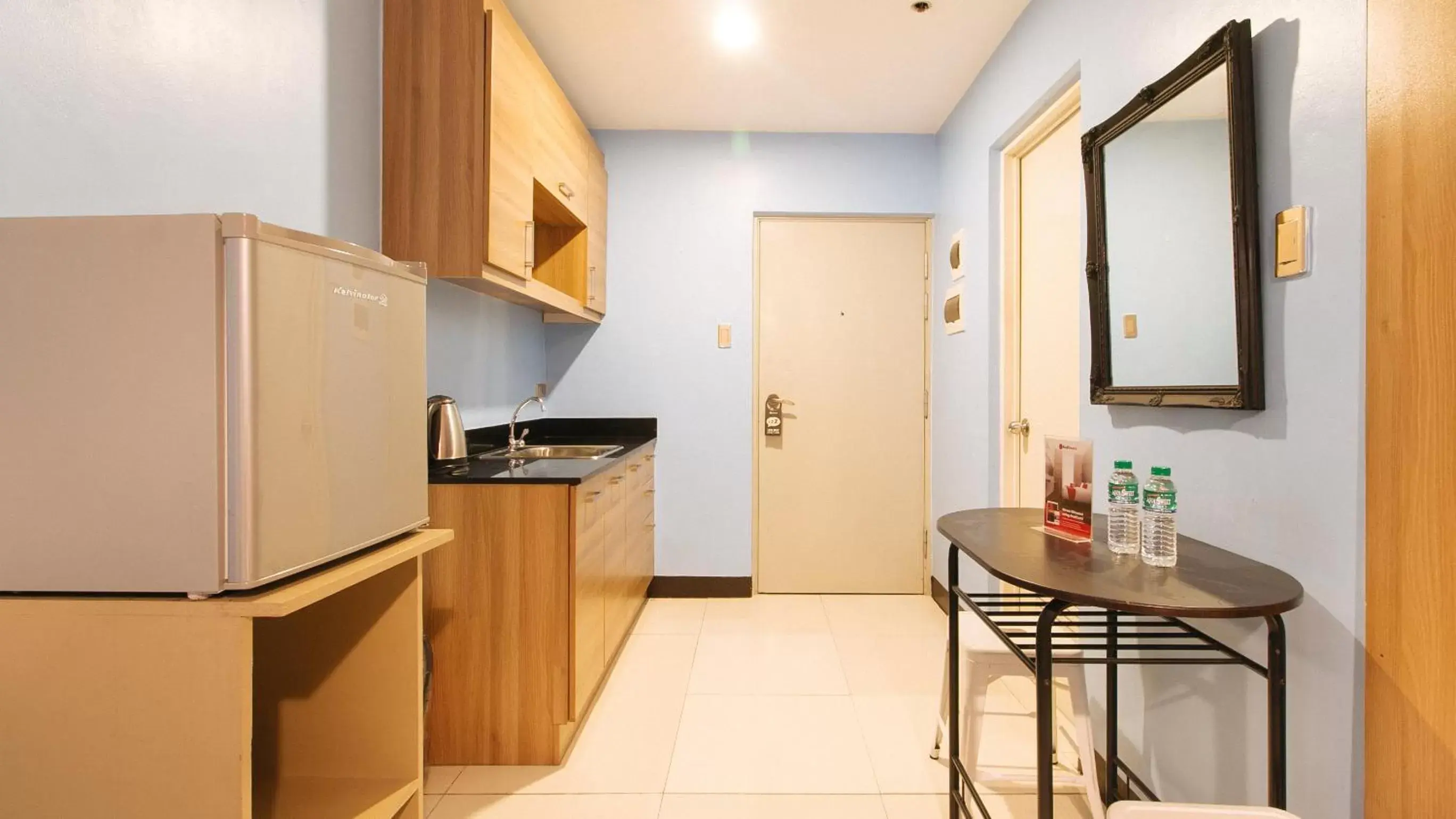 Bedroom, Kitchen/Kitchenette in RedDoorz Plus @ Kamuning Quezon City