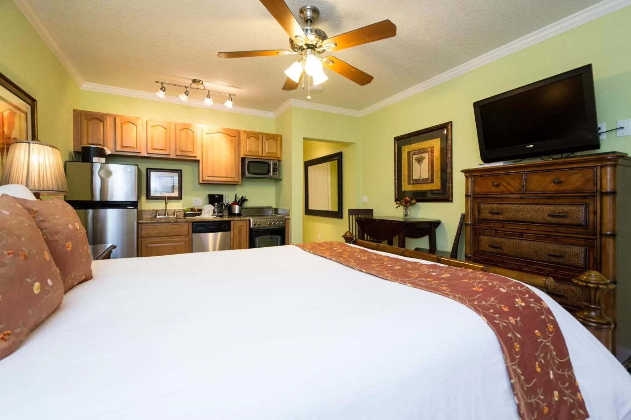 Kitchen or kitchenette, Bed in Tropical Beach Resorts - Sarasota