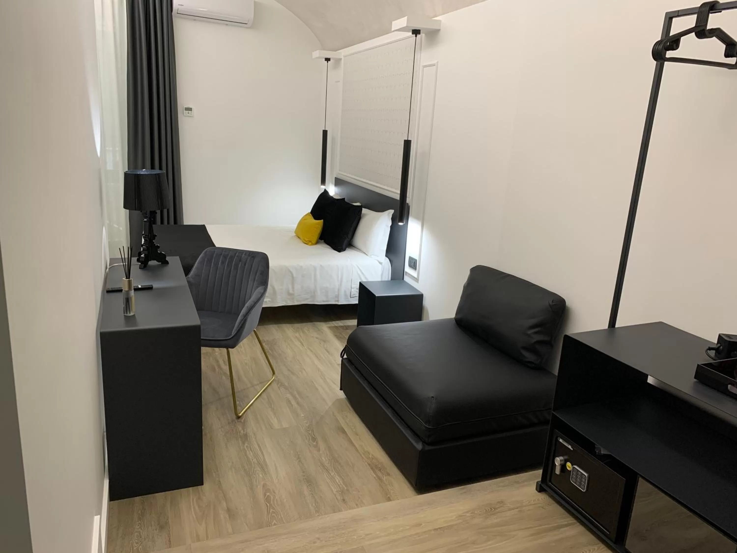 Bedroom, Seating Area in Toledo Boutique Rooms