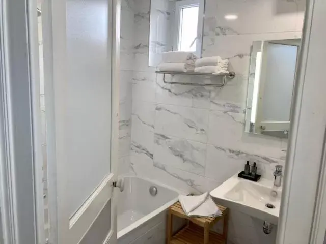 Bathroom in Hôtel Coeur De Loire