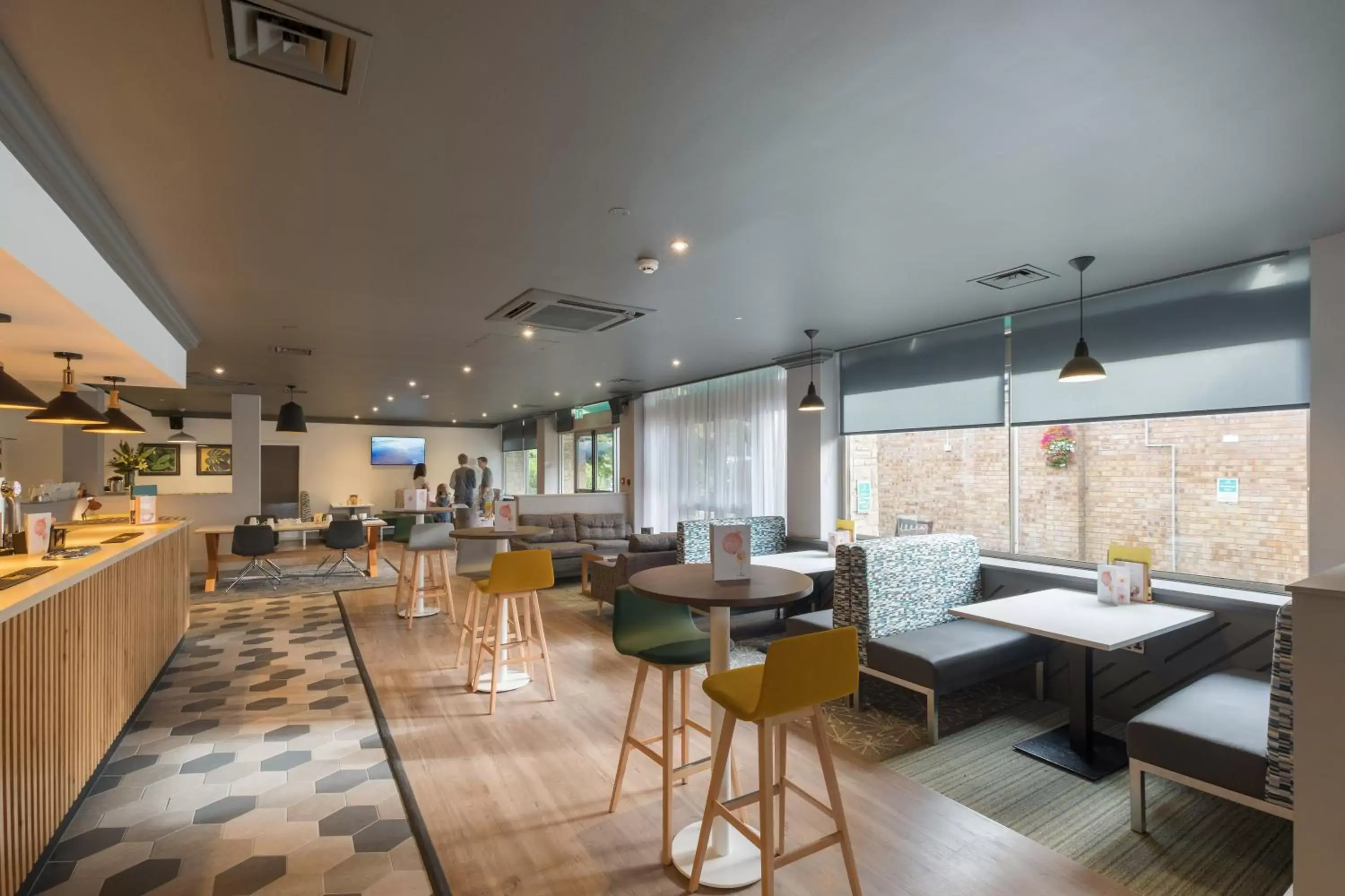 Lounge or bar, Restaurant/Places to Eat in Holiday Inn Swindon, an IHG Hotel