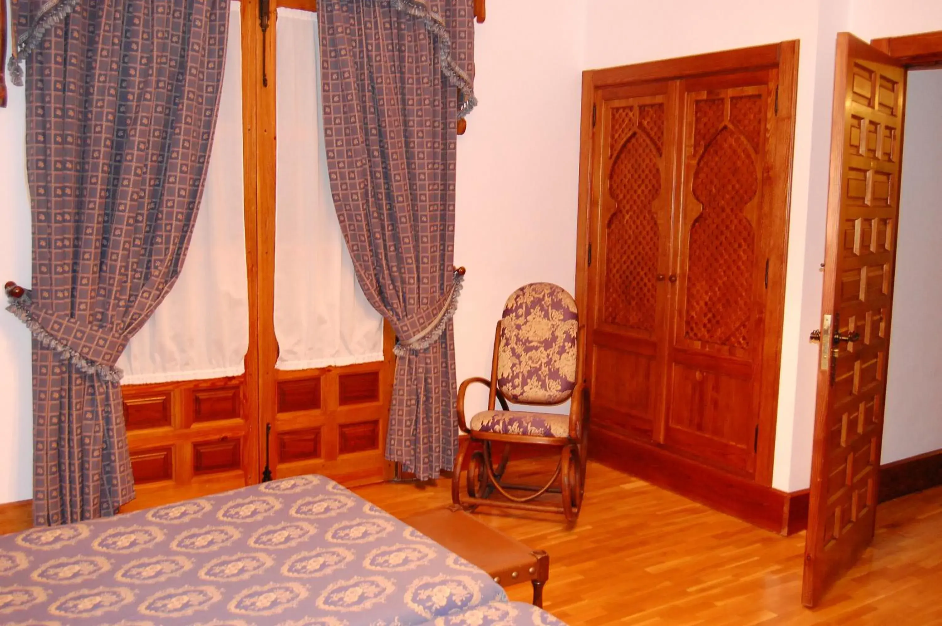Photo of the whole room, Seating Area in Hospederia del Real Monasterio