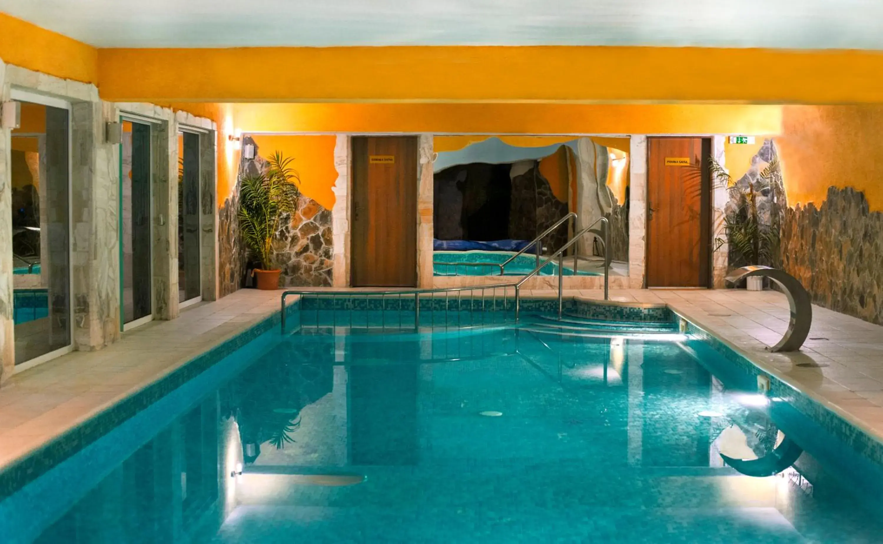 Swimming Pool in Hotel Dixon