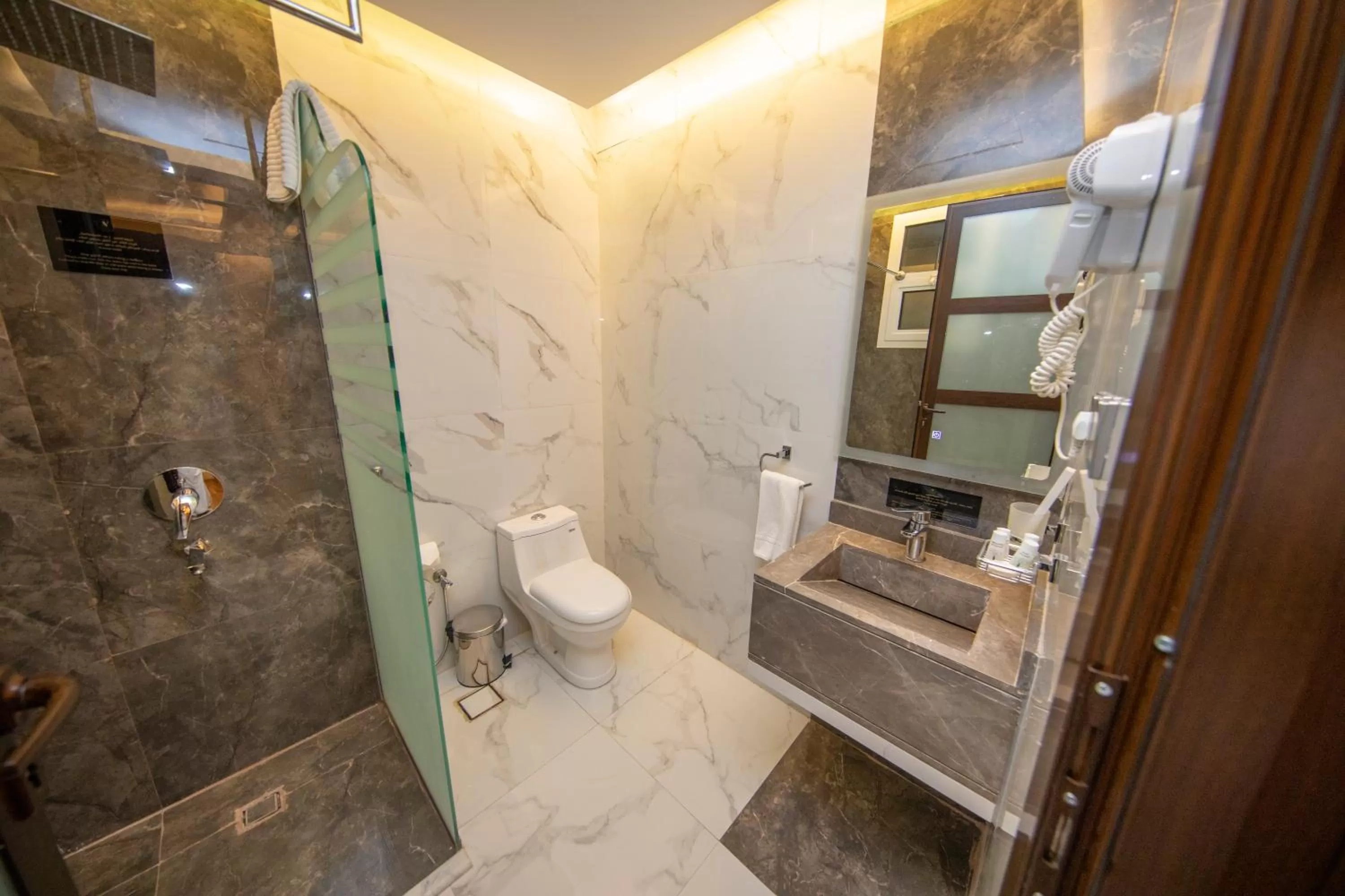 Luxury Night Al Mounisea