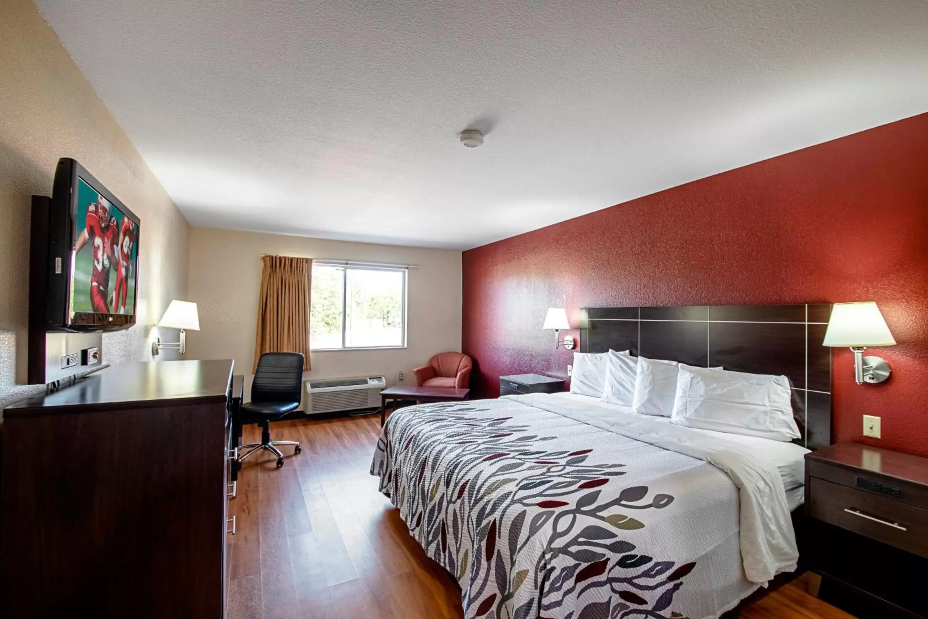 Superior King Room Non-Smoking in Red Roof Inn San Marcos Superior King Room Non-Smoking in Red Roof Inn San Marcos