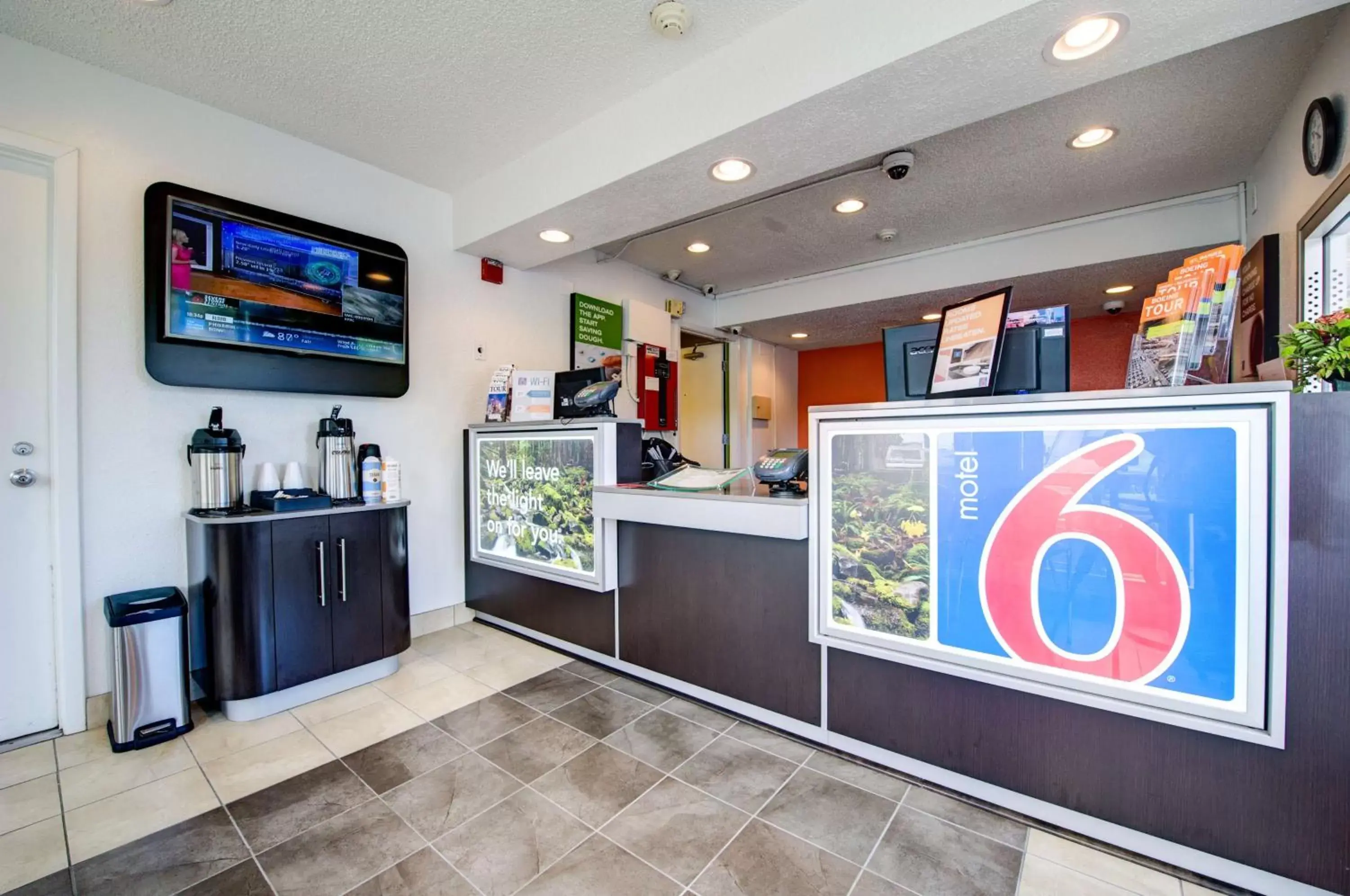 Communal lounge/ TV room, Lobby/Reception in Motel 6-Seattle, WA - Airport