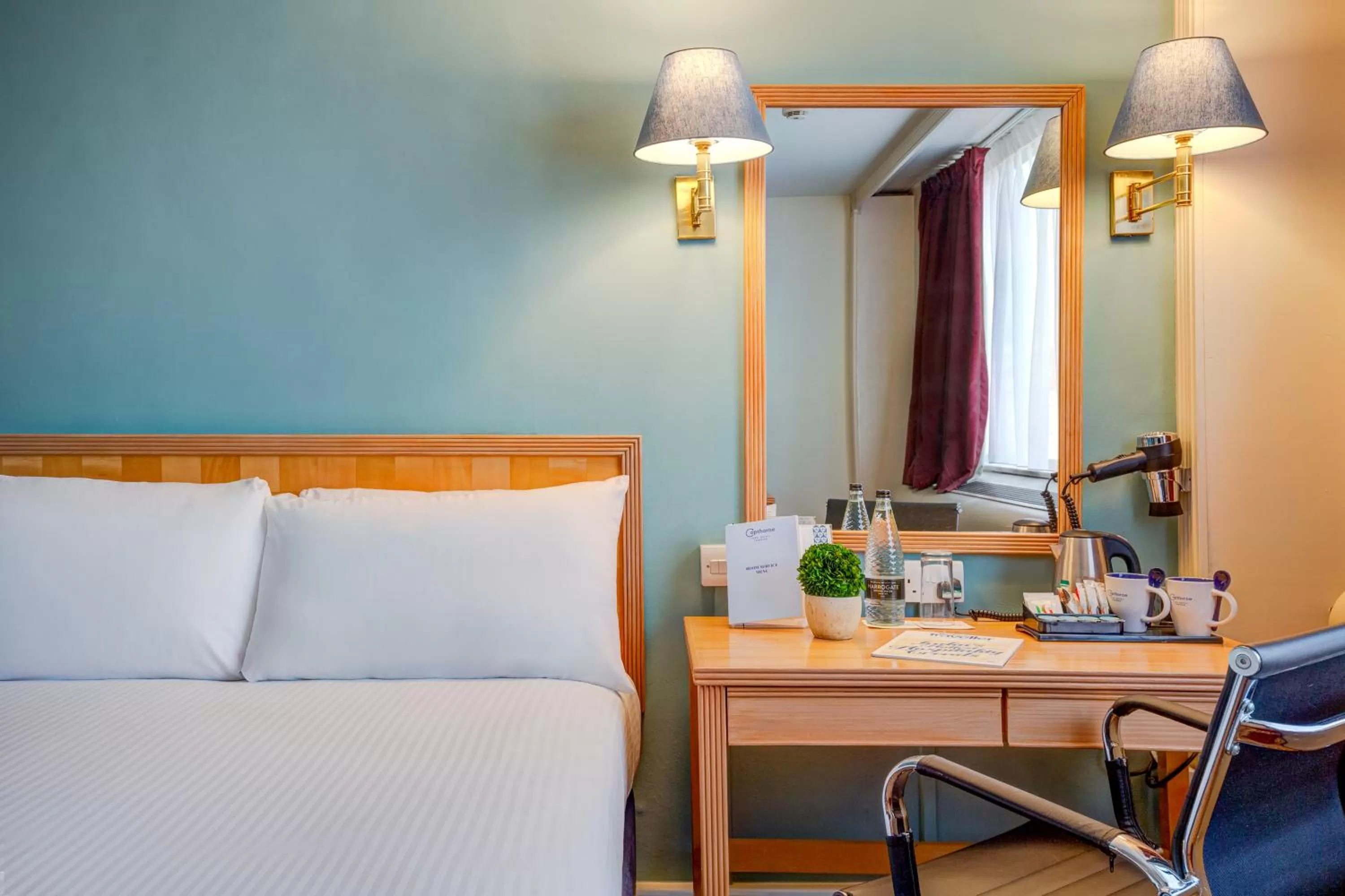 Bedroom, Bed in Copthorne Tara Hotel London Kensington