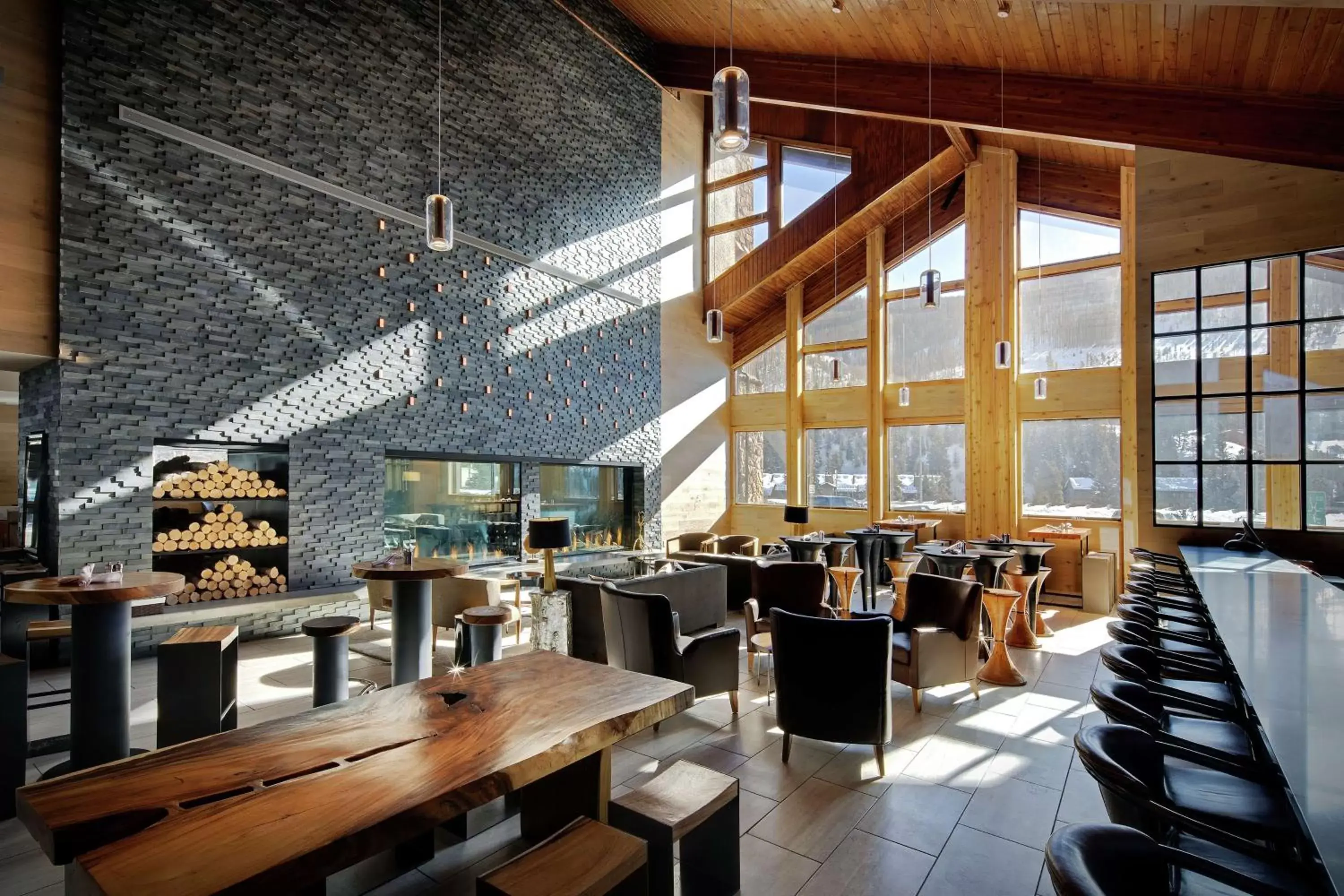 Dining area, Restaurant/Places to Eat in Highline Vail - a DoubleTree by Hilton