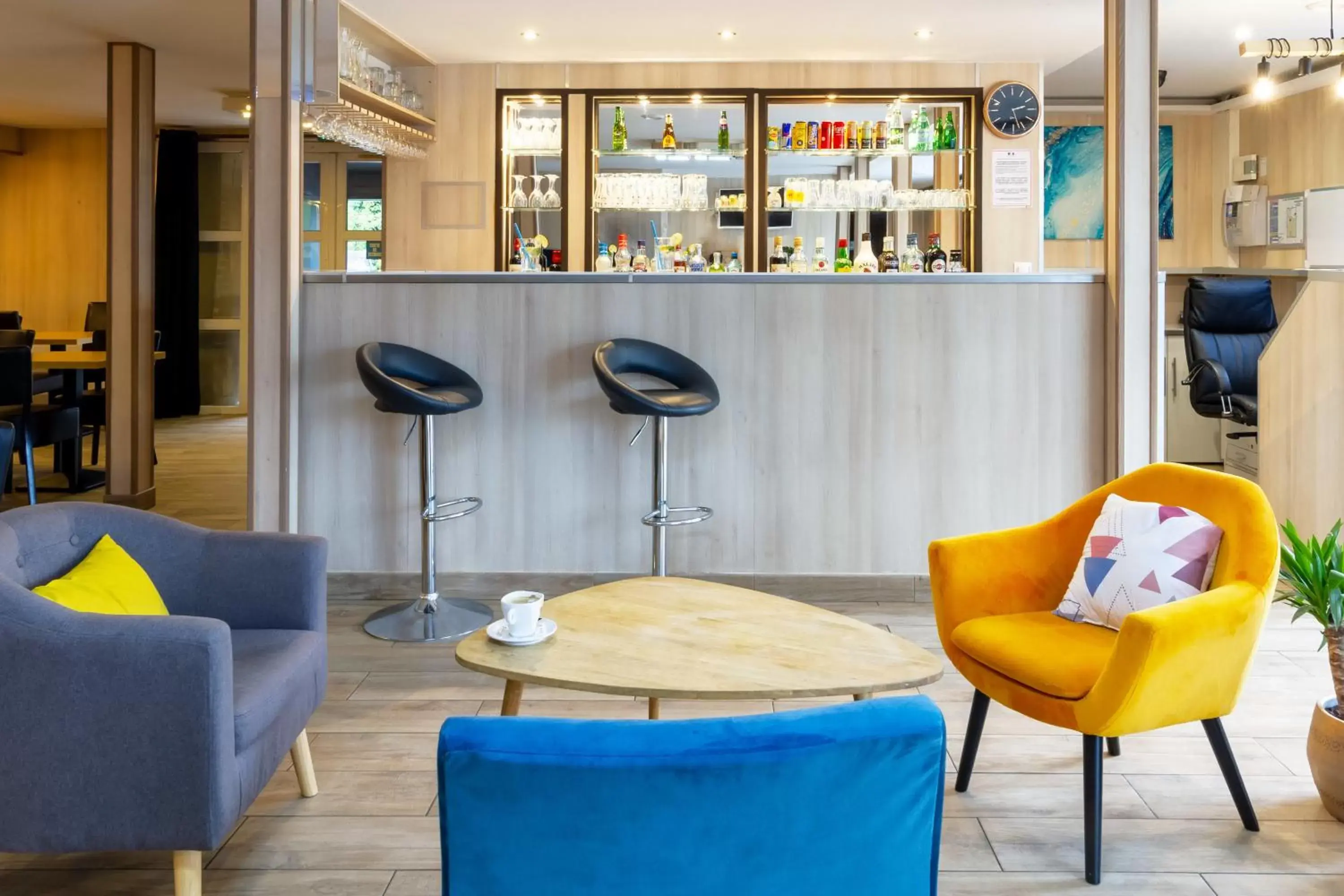 Breakfast, Lounge/Bar in Kyriad Direct Rouen Nord - Barentin