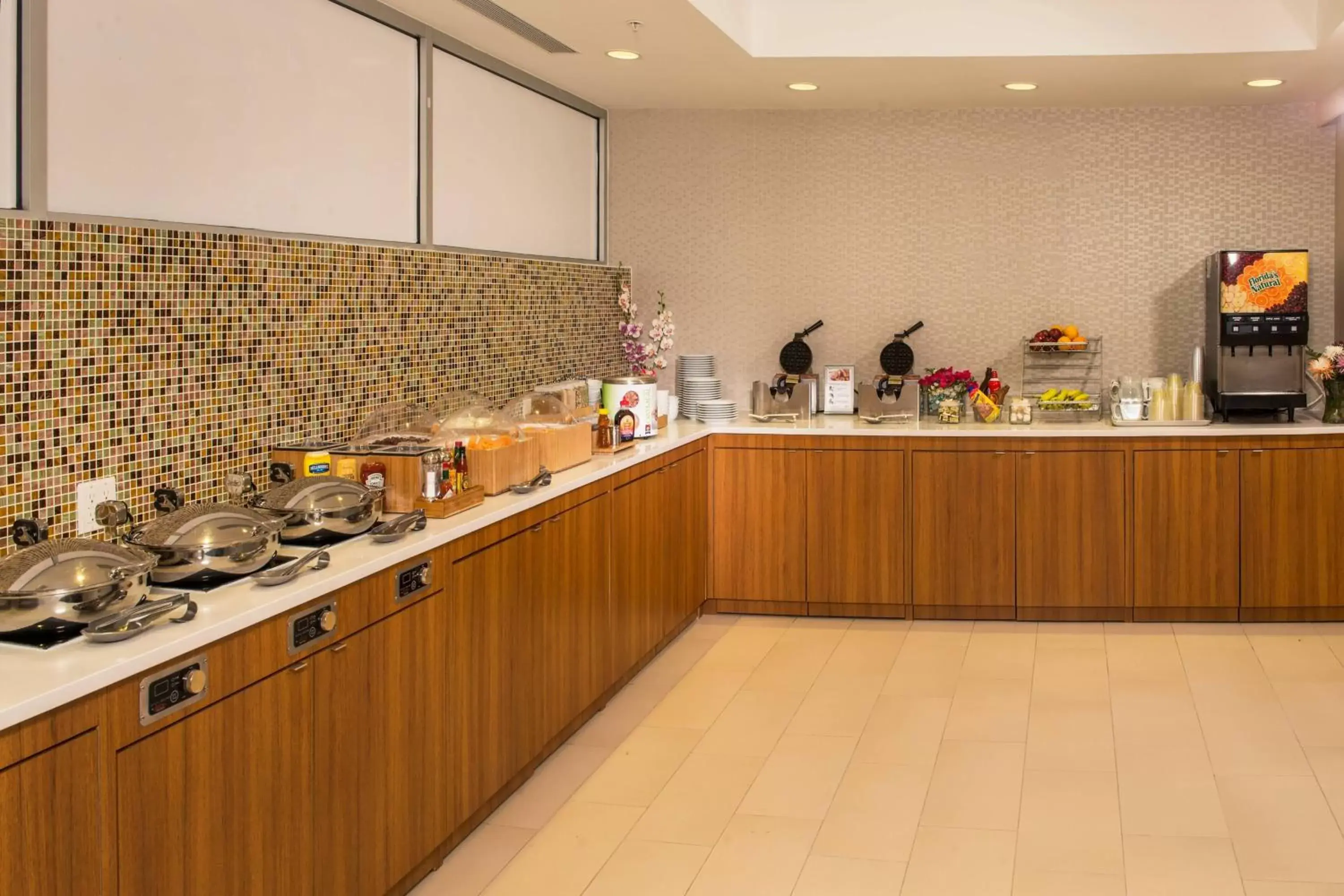 Breakfast, Kitchen/Kitchenette in SpringHill Suites by Marriott New York LaGuardia Airport