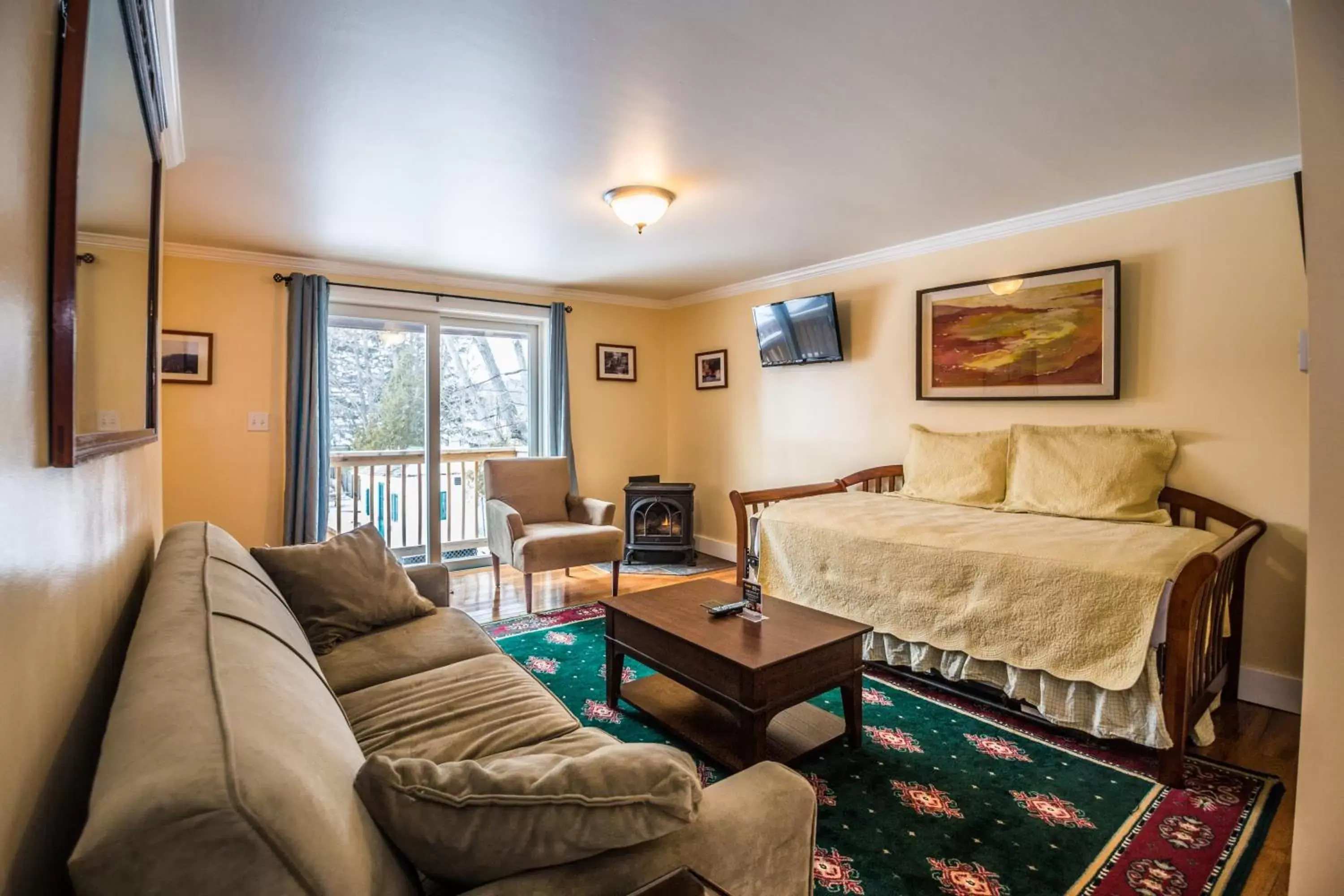 One-Bedroom Apartment in Cranmore Inn and Suites, a North Conway boutique hotel