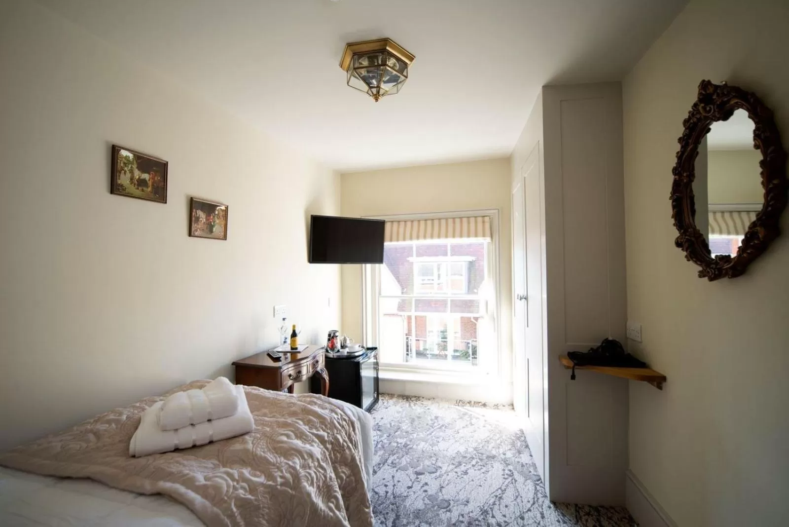 Bedroom, Bed in East Walls Hotel