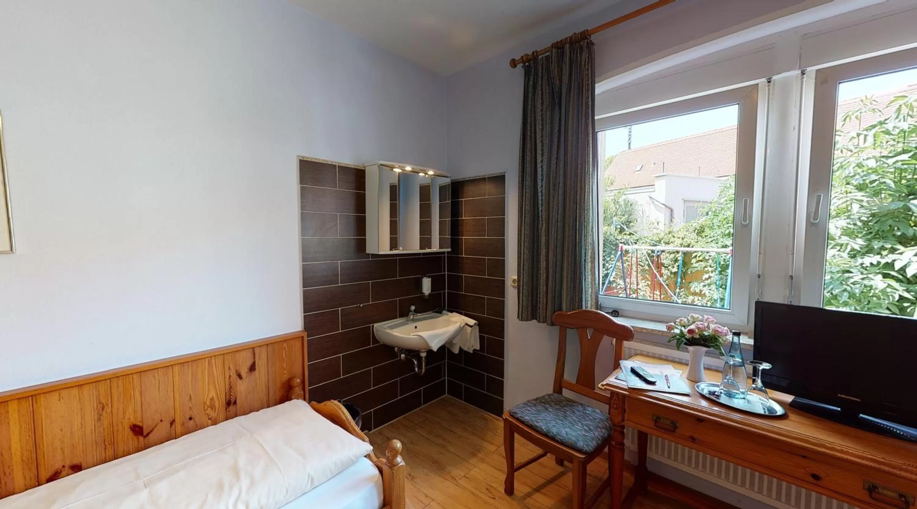 Bathroom, Bed in Hotel Rothenburger Hof