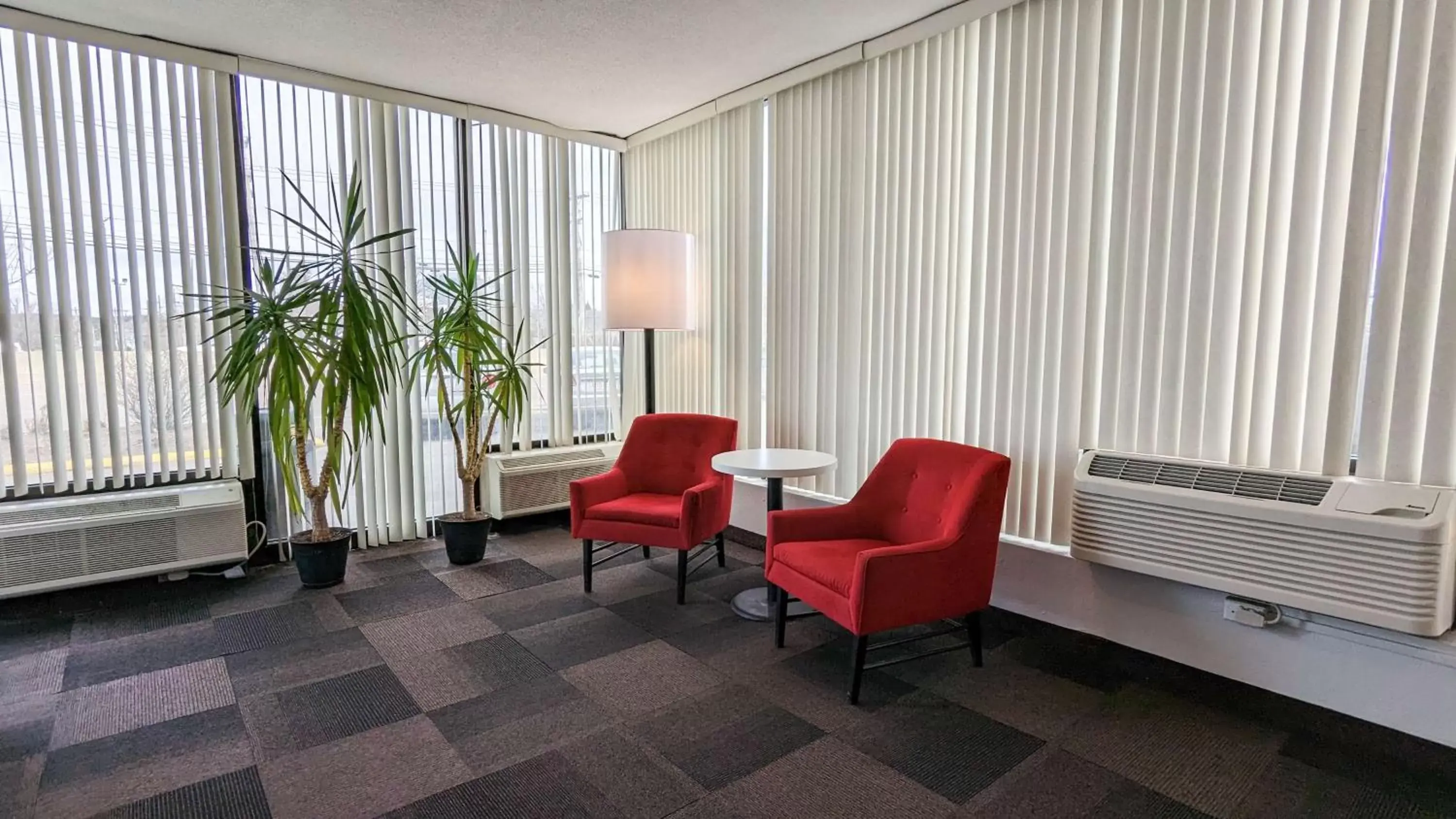 Lobby or reception, Seating Area in Motel 6-Framingham, MA - Boston West