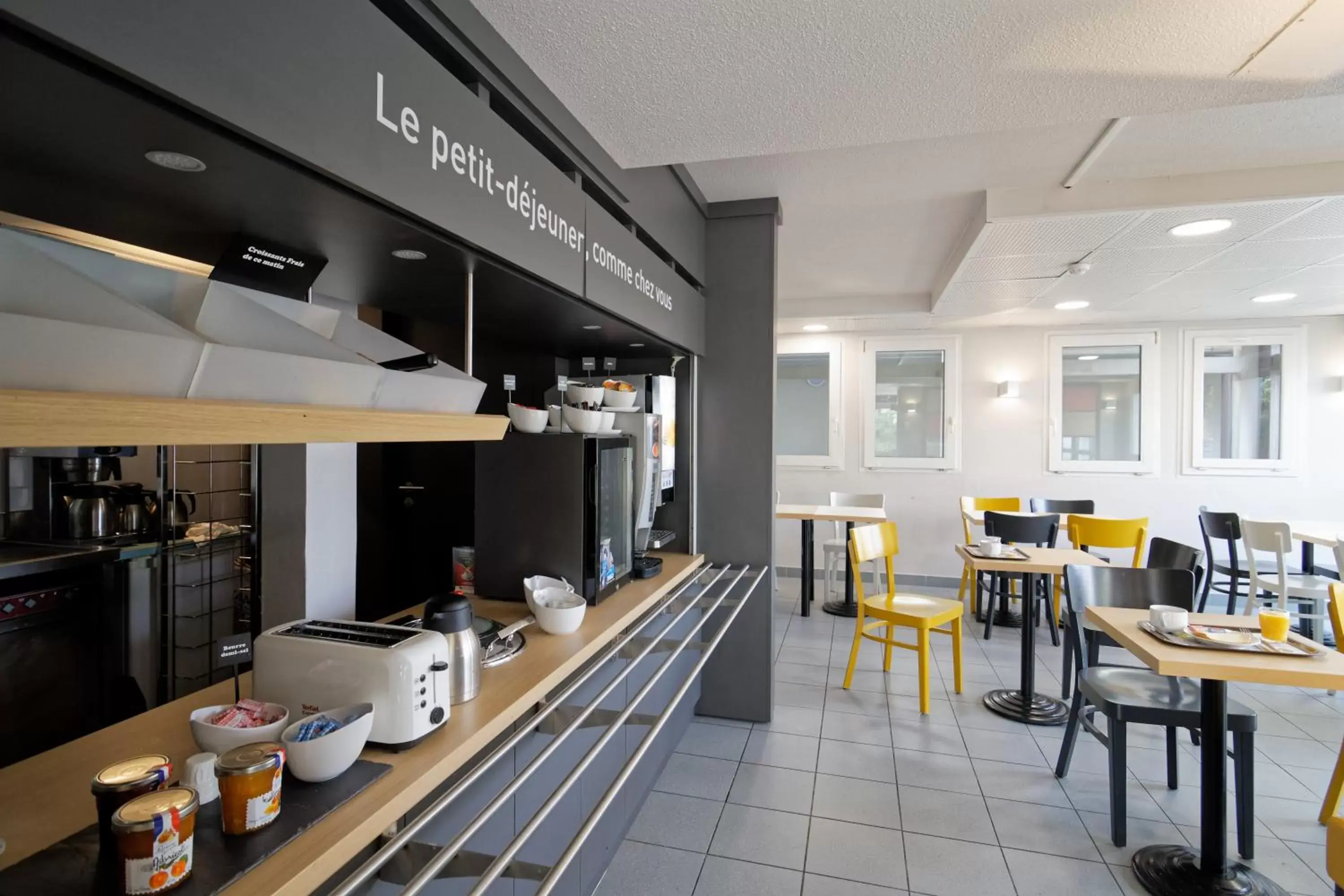 Buffet breakfast, Restaurant/Places to Eat in B&B HOTEL CHATEAUROUX Aéroport