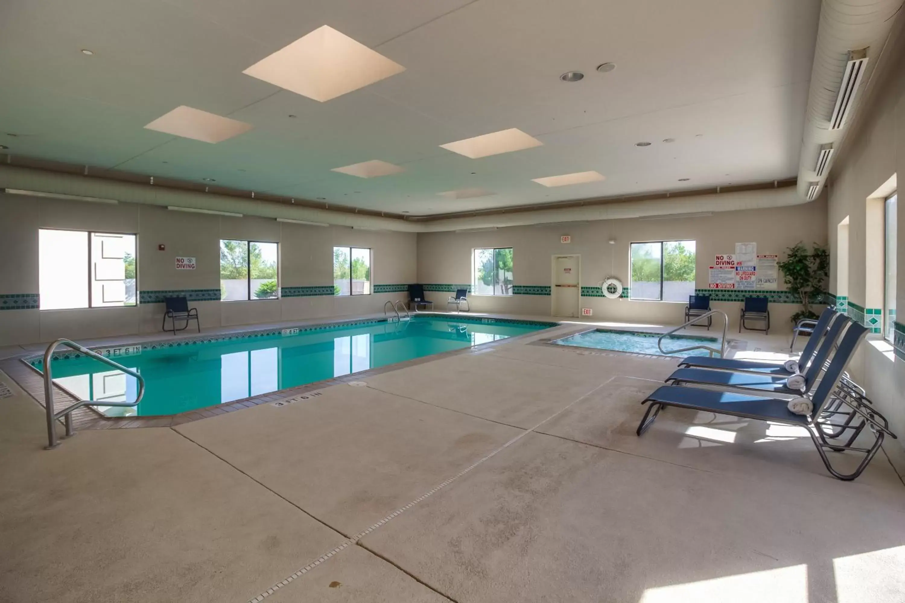 Swimming Pool in Ashmore Inn Amarillo