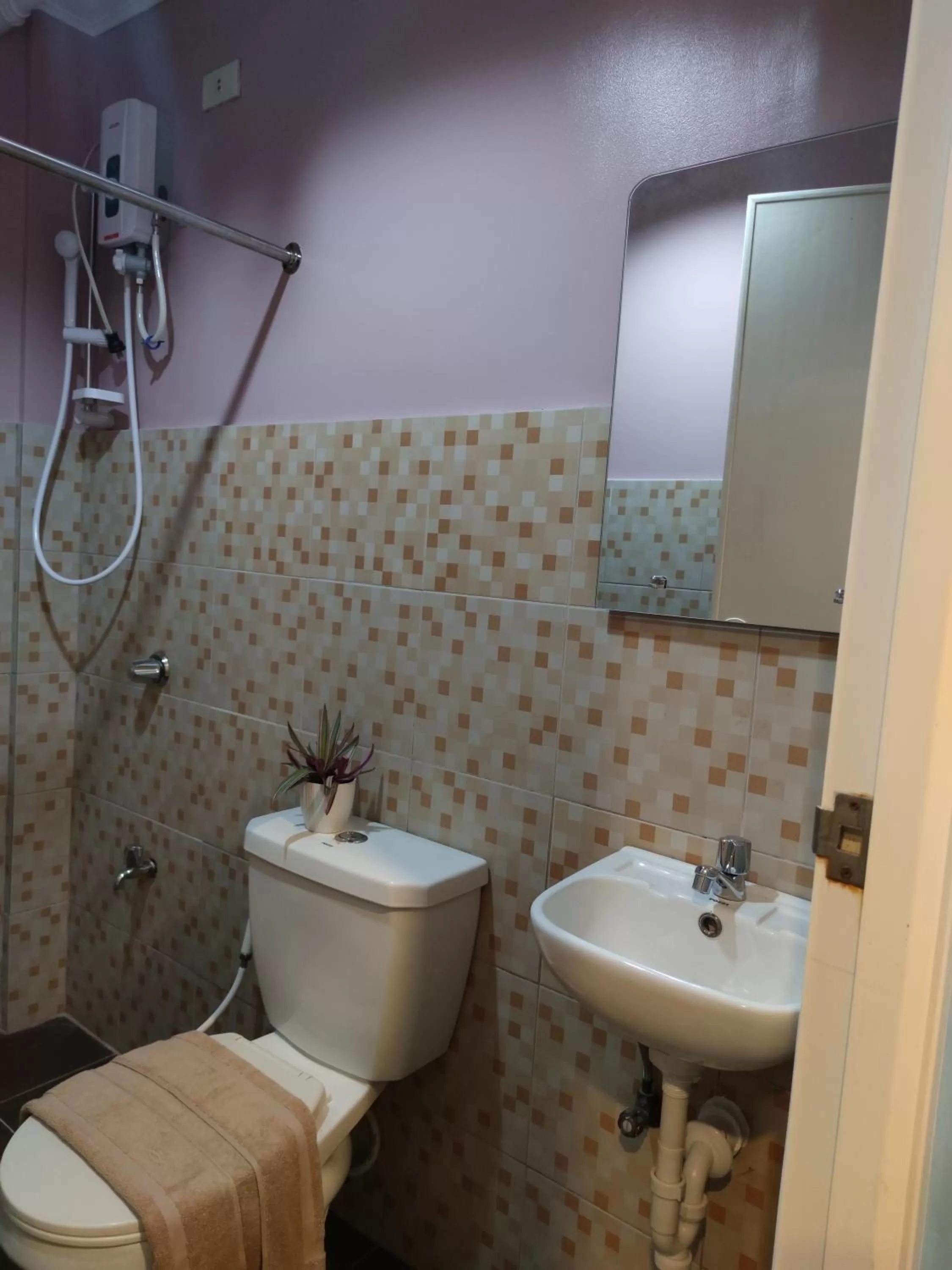 Shower in Glory Hotel Cubao