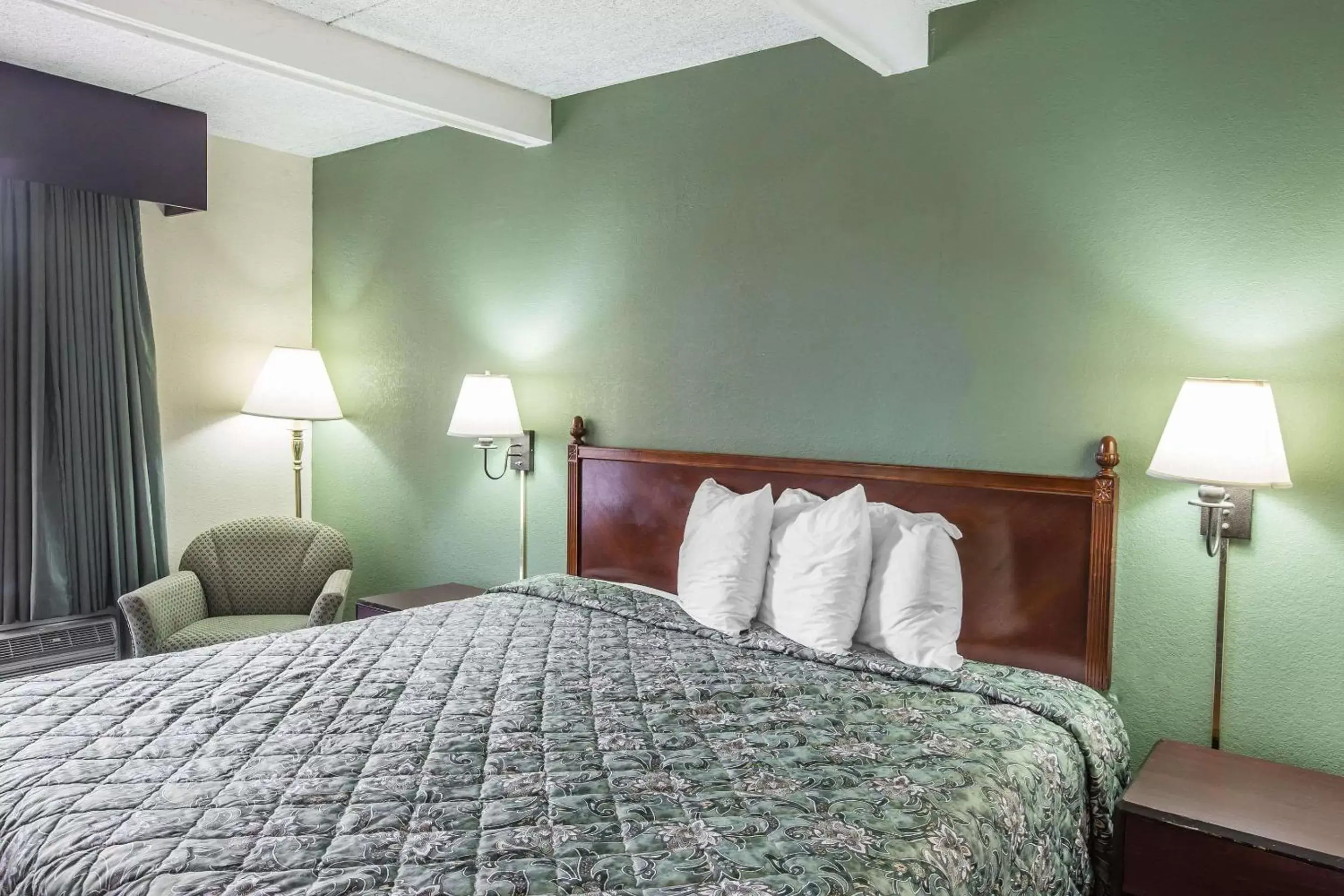 Photo of the whole room, Bed in Rodeway Inn Photo of the whole room, Bed in Rodeway Inn