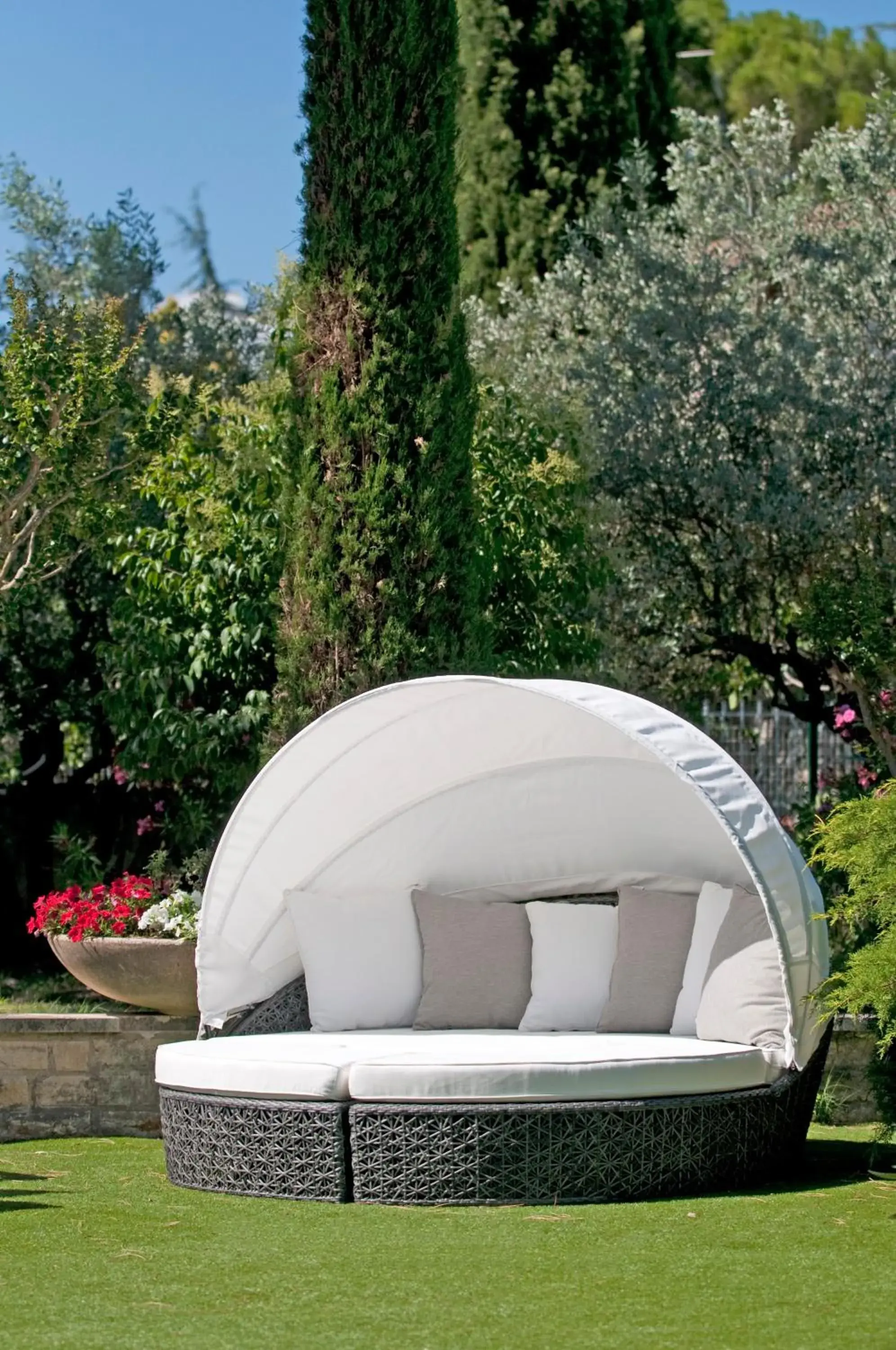 Bed, Garden in Best Western Sevan Parc Hotel