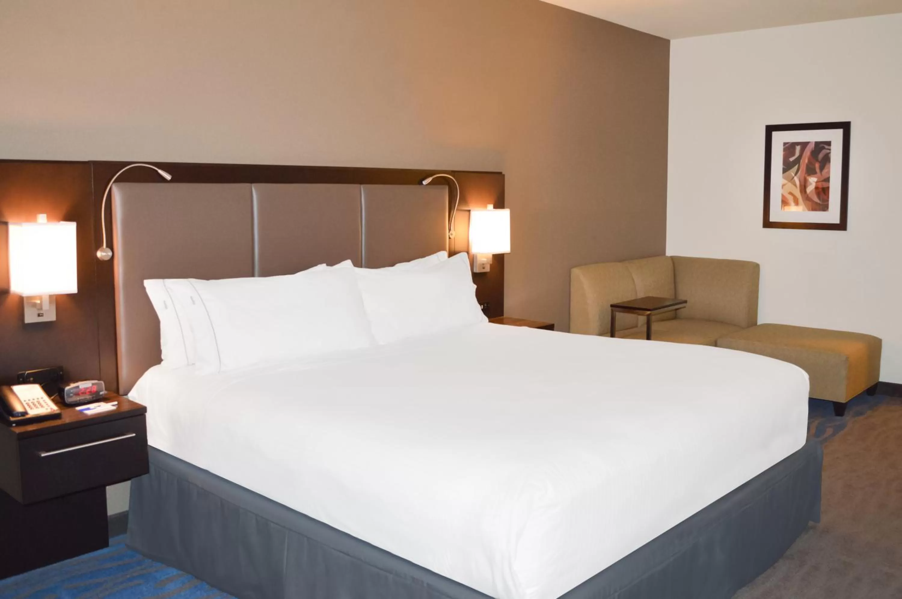 Photo of the whole room, Bed in Holiday Inn Express & Suites Kailua-Kona by IHG