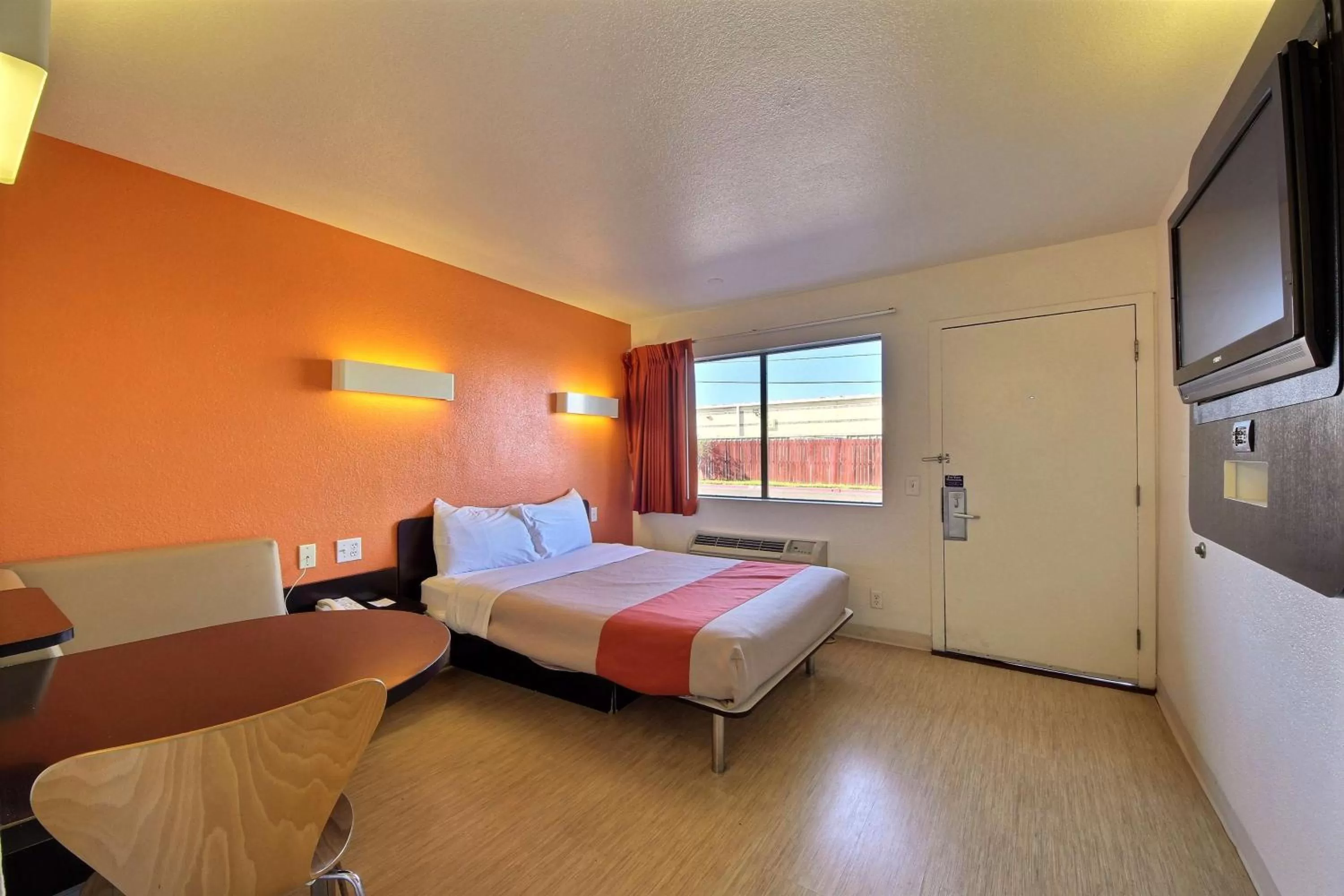 TV and multimedia, Bed in Motel 6-Laredo, TX - South