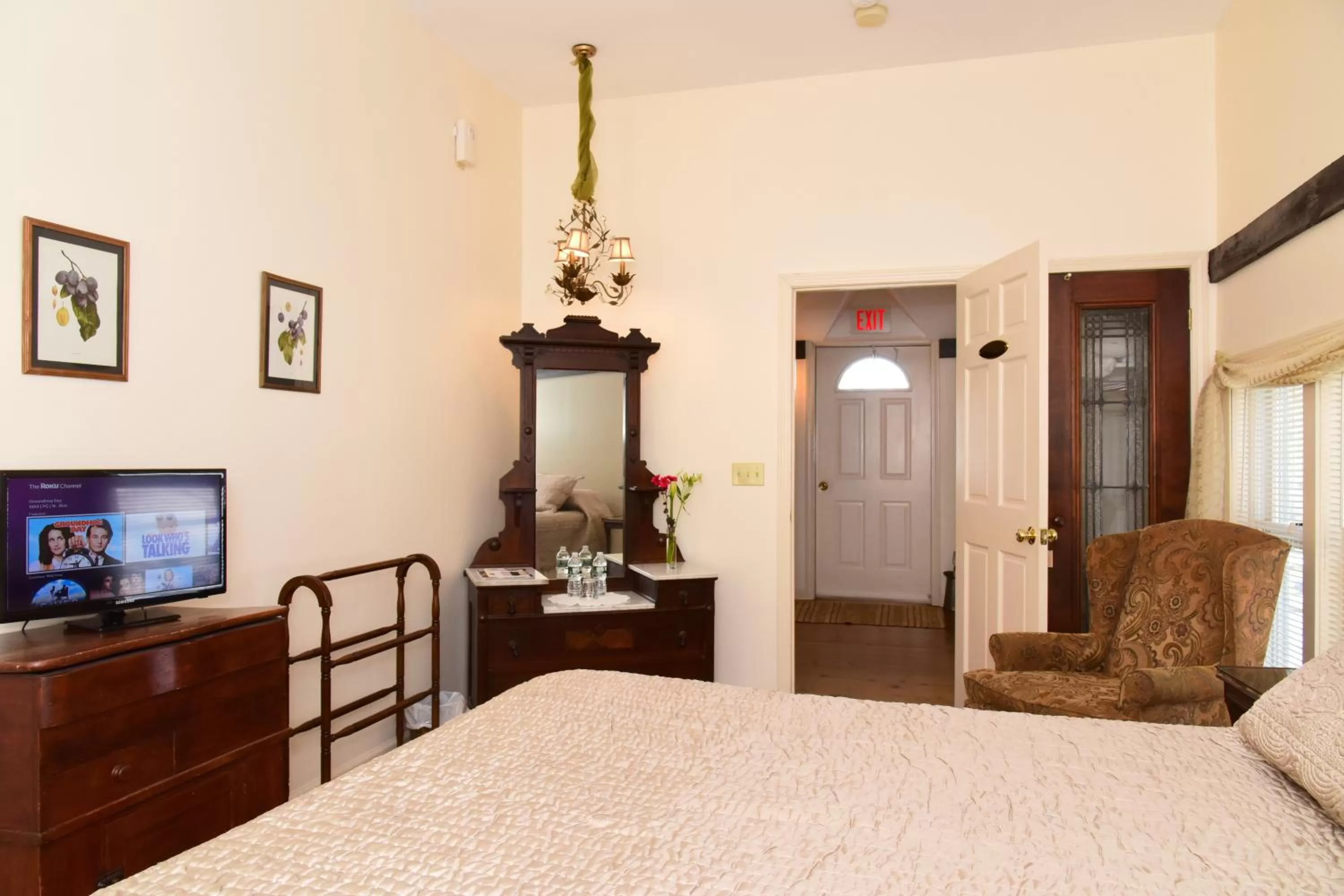 Photo of the whole room, Bed in Wainwright Inn