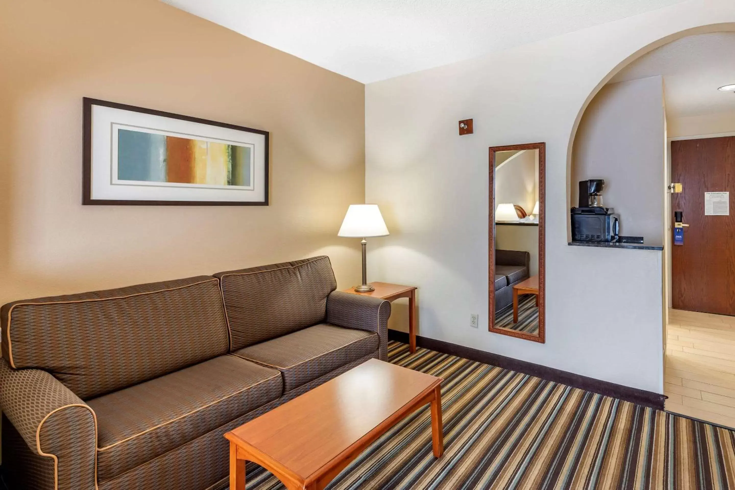 Photo of the whole room, Seating Area in Comfort Suites Chesapeake - Norfolk