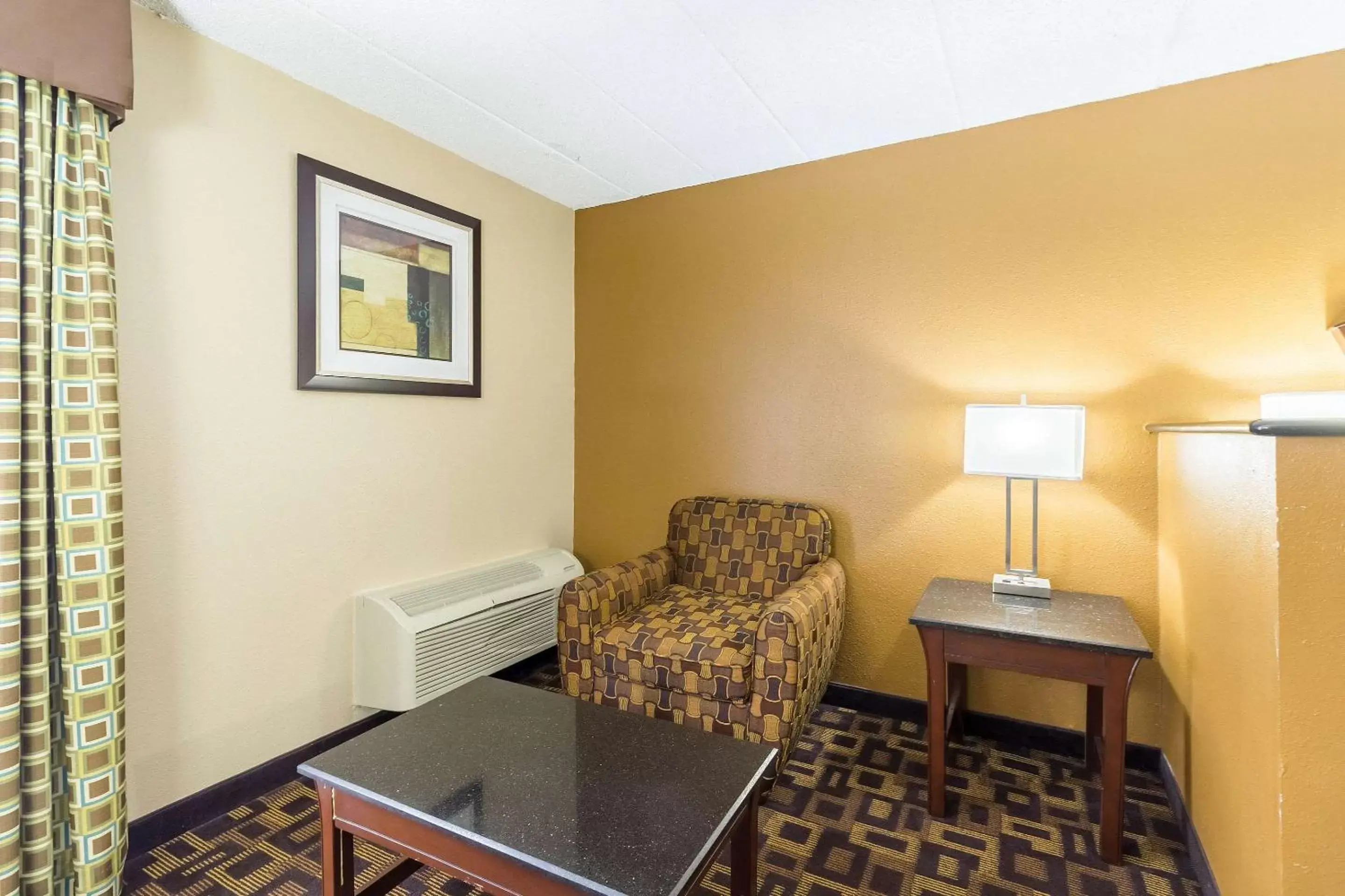 Photo of the whole room, Seating Area in Quality Inn and Suites - Arden Hills