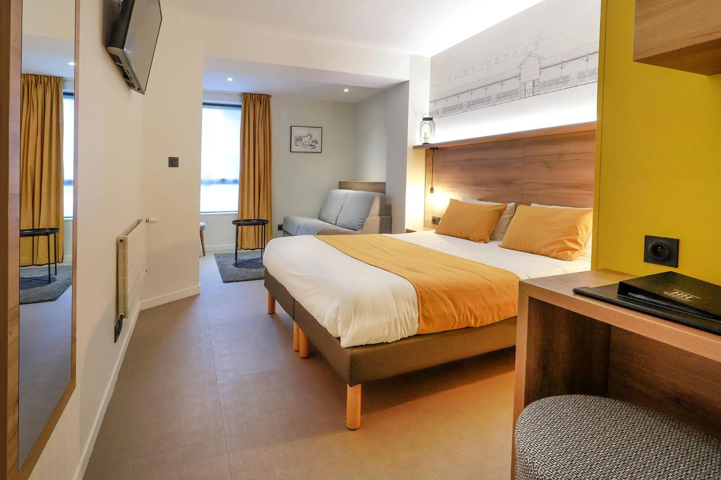 Bedroom in Hôtel des Halles