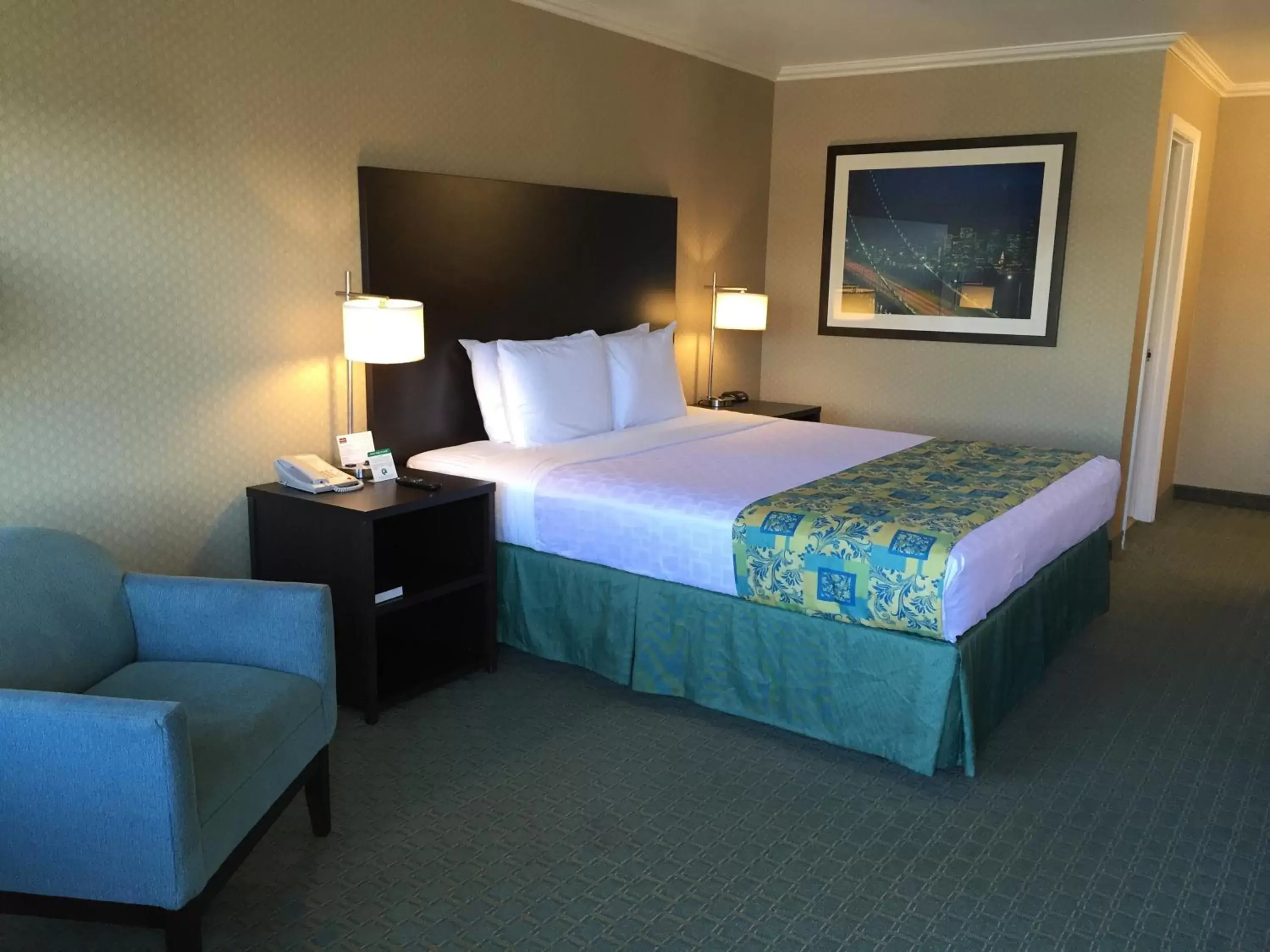 Photo of the whole room, Bed in Regency Inn at San Francisco Airport