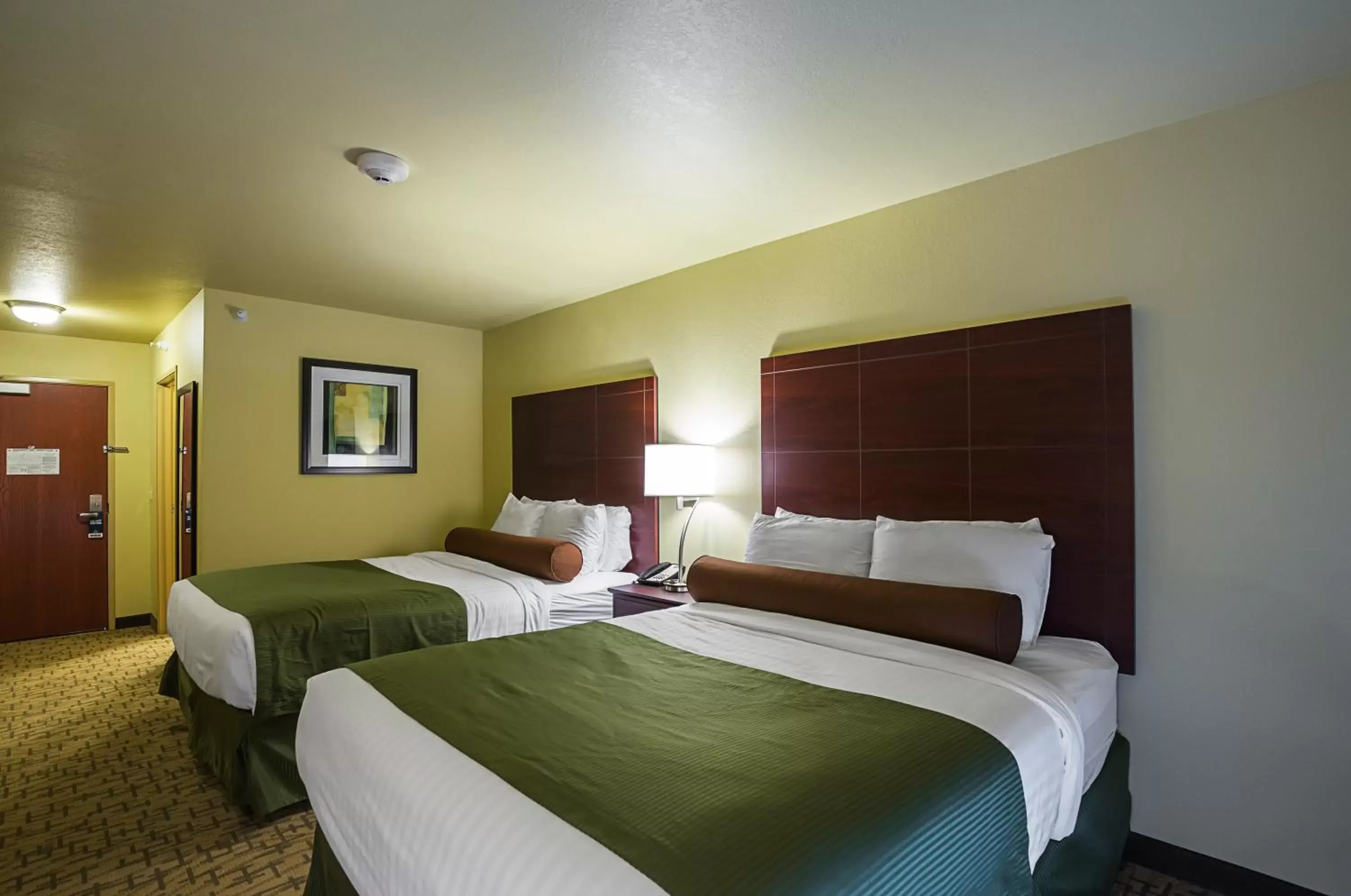 Bedroom, Bed in Cobblestone Inn & Suites - Altamont