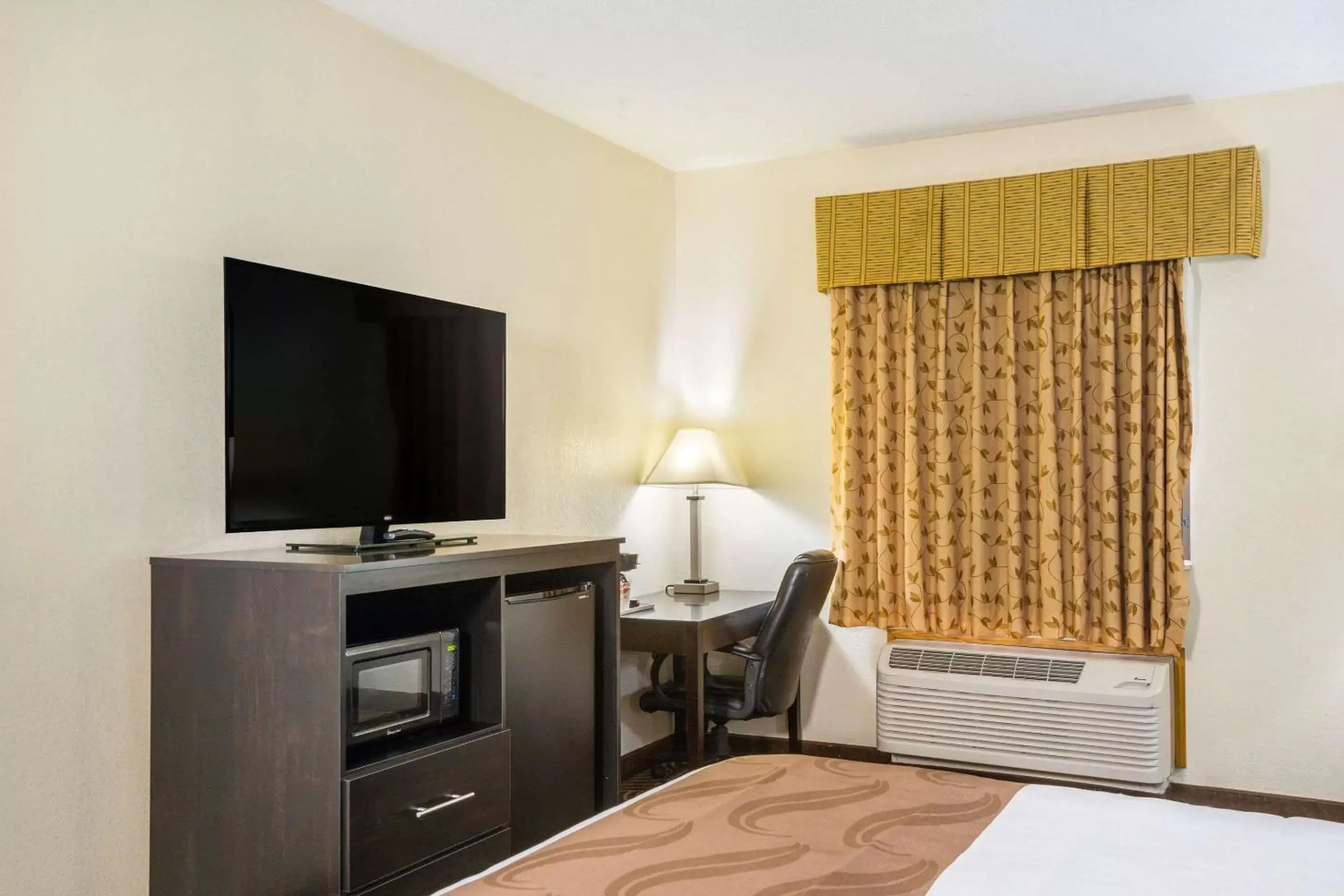 Photo of the whole room, TV/Entertainment Center in Quality Inn & Suites Florence- Cincinnati South