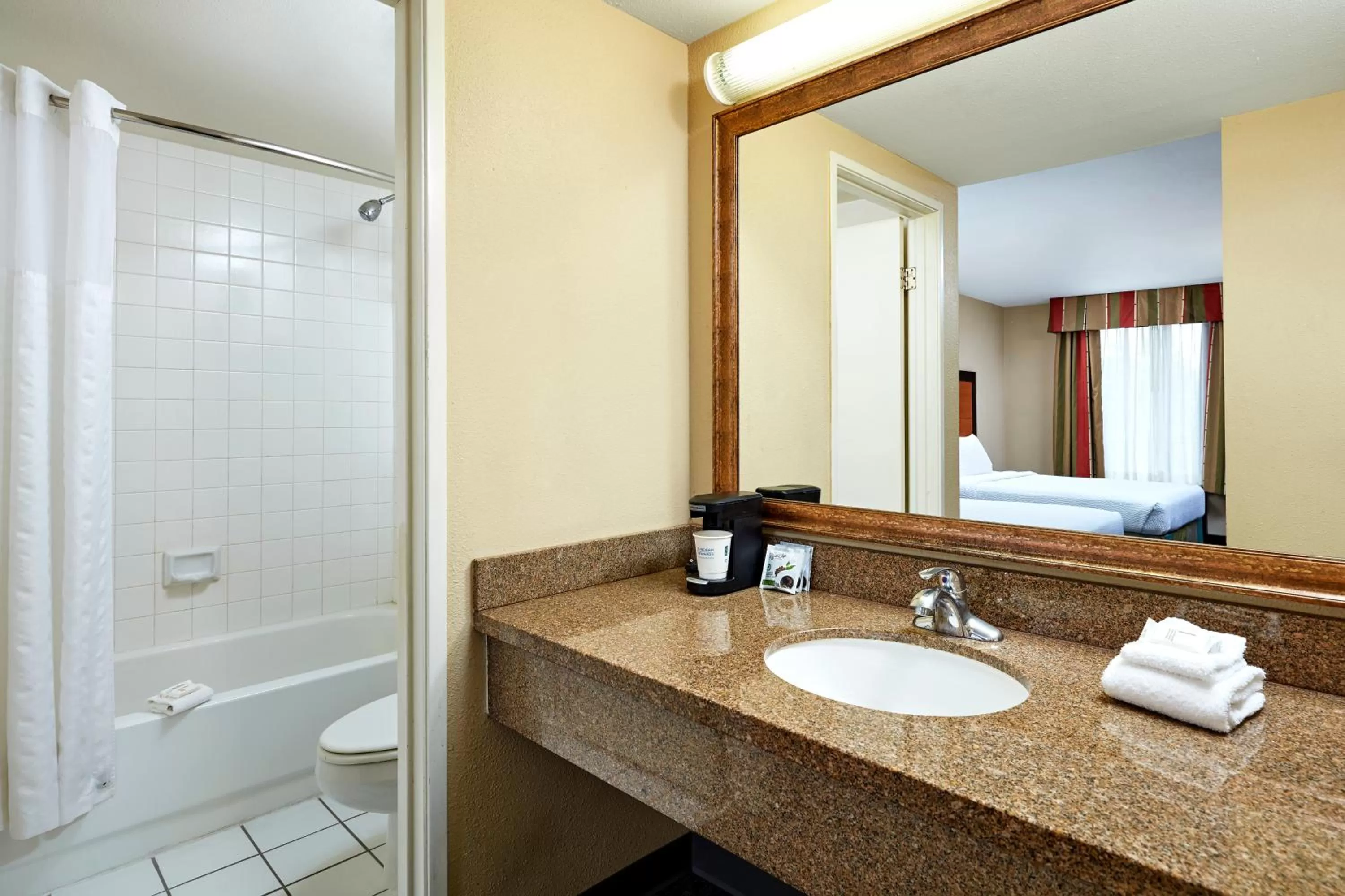Bathroom in La Quinta by Wyndham Thousand Oaks-Newbury Park
