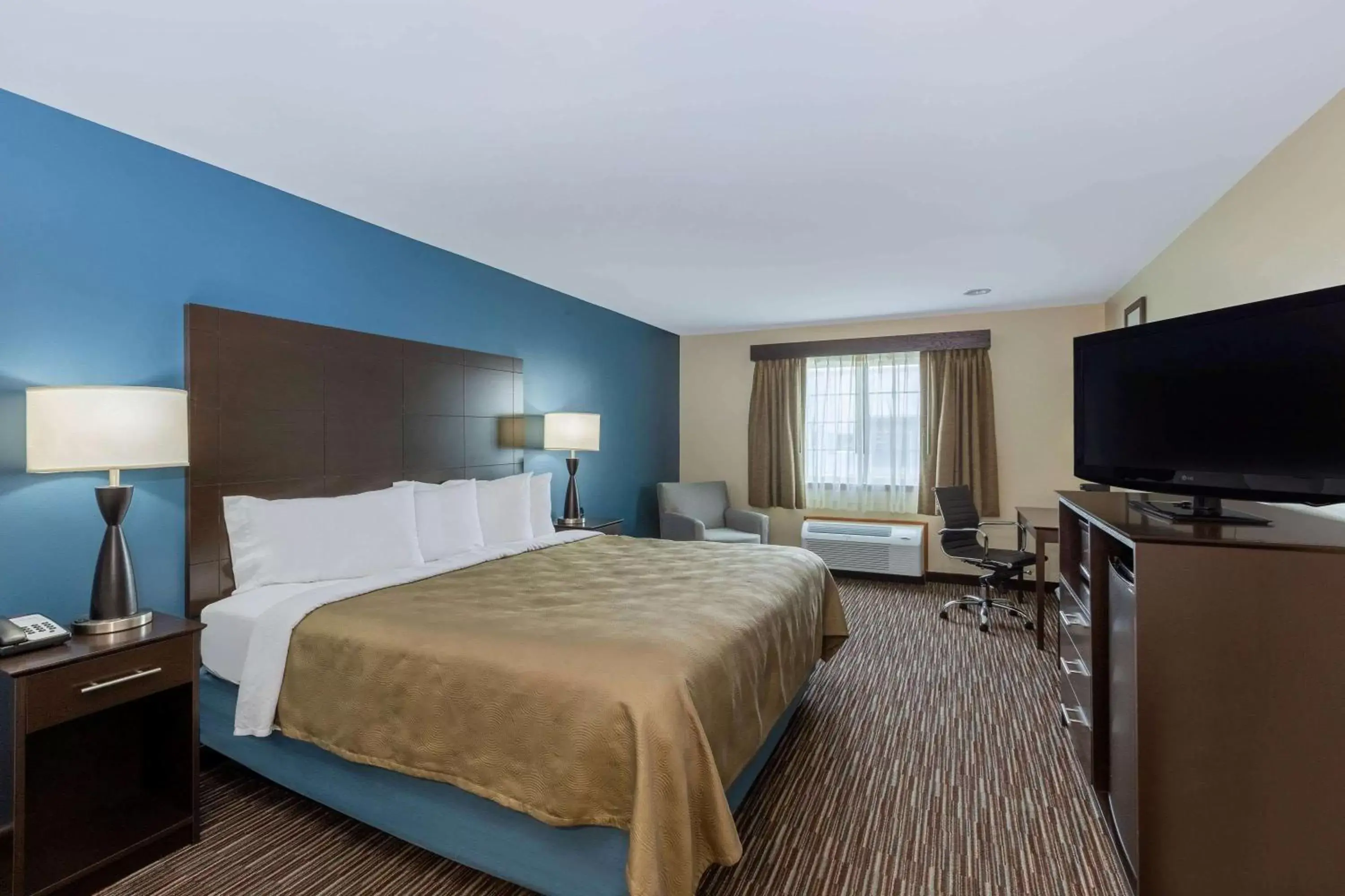 Photo of the whole room, Bed in AmericInn by Wyndham Jefferson