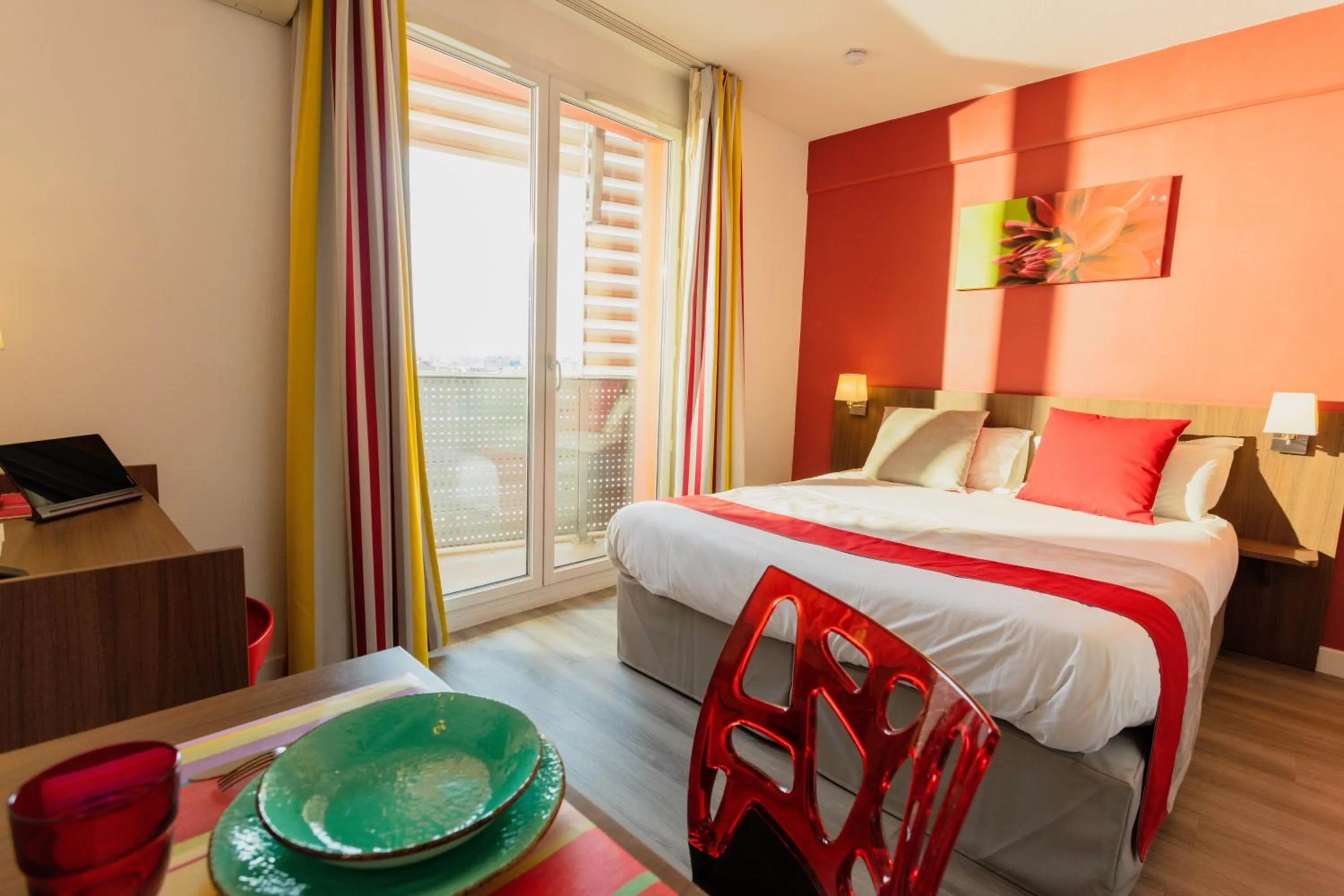 Seating area, Bed in Appart-Hôtel Mer & Golf City Perpignan Centre