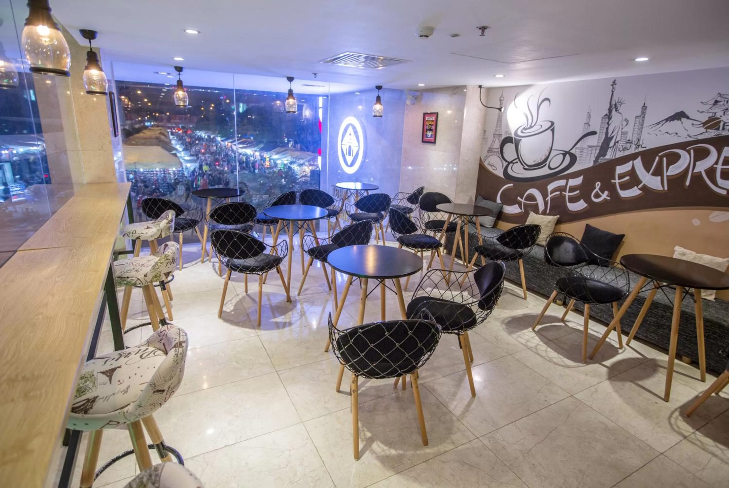 Restaurant/places to eat in Avanti Hotel