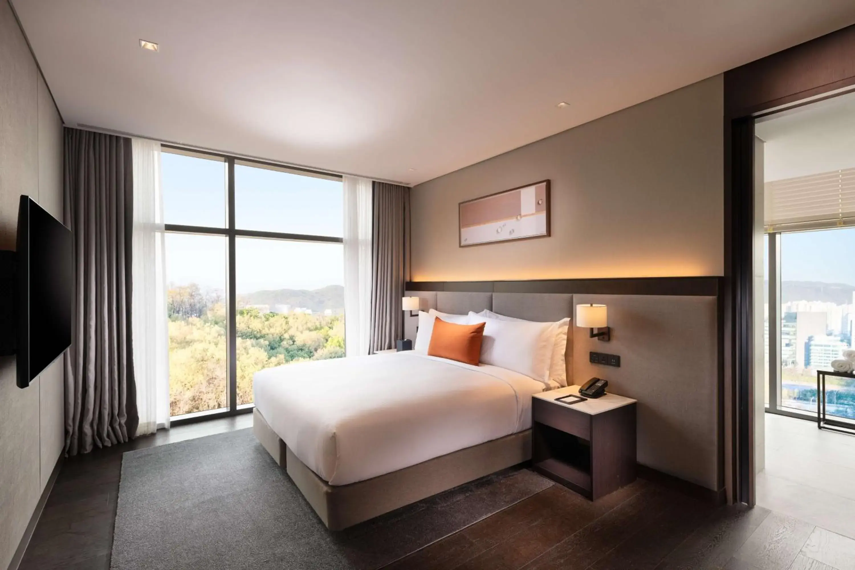 Bed in DoubleTree By Hilton Seoul Pangyo Residences