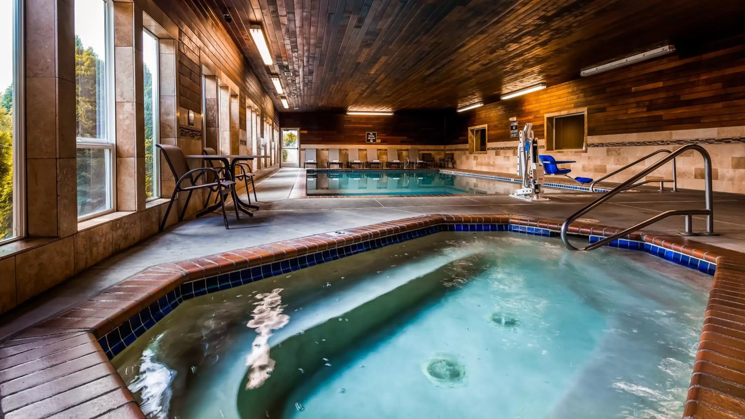 Hot Tub, Swimming Pool in Best Western Plus Landmark Inn