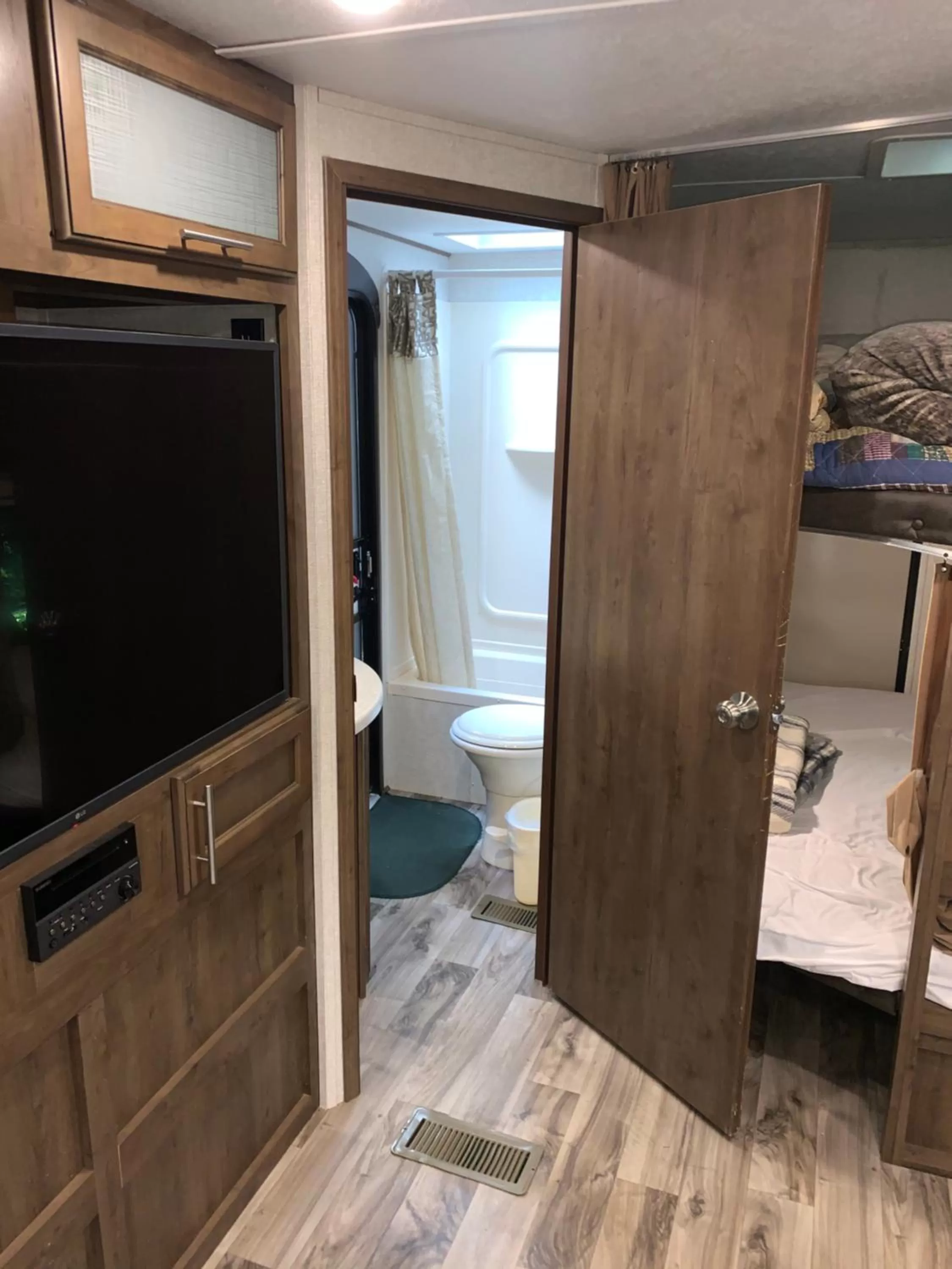 Bathroom, TV/Entertainment Center in Glacier Haven Inn