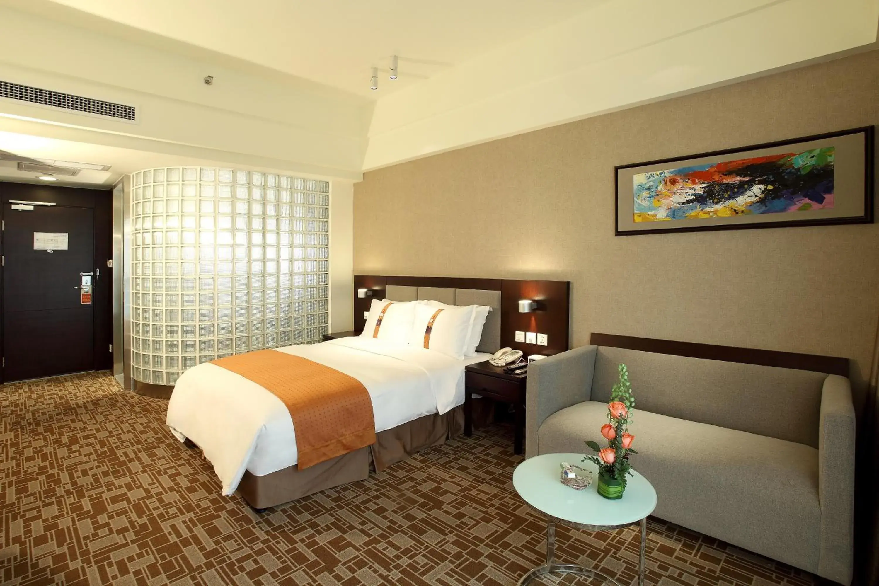 Photo of the whole room, Bed in Holiday Inn Express Chengdu Wuhou, an IHG Hotel