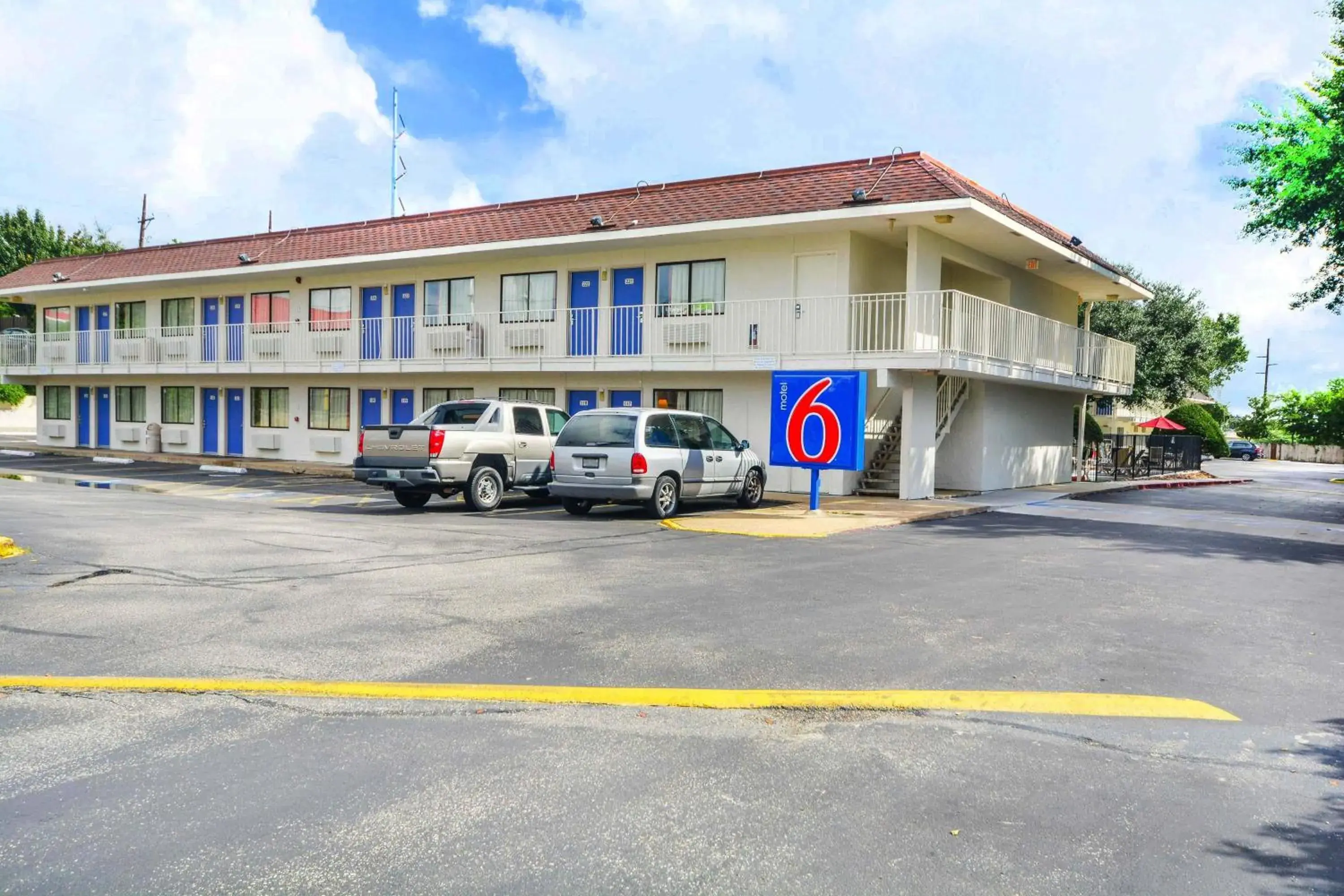 Facade/entrance, Property Building in Motel 6-Huntsville, TX