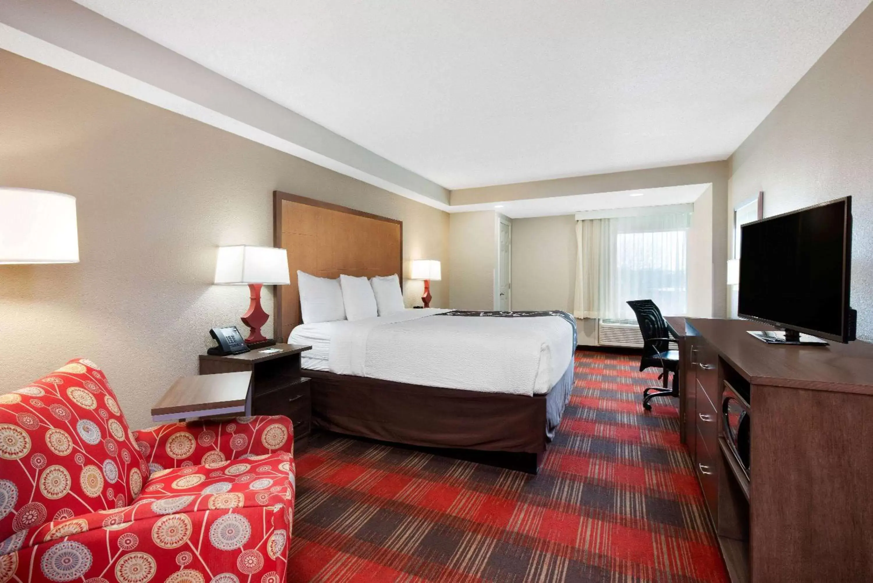 Photo of the whole room, Bed in La Quinta Inn & Suites by Wyndham DC Metro Capital Beltway