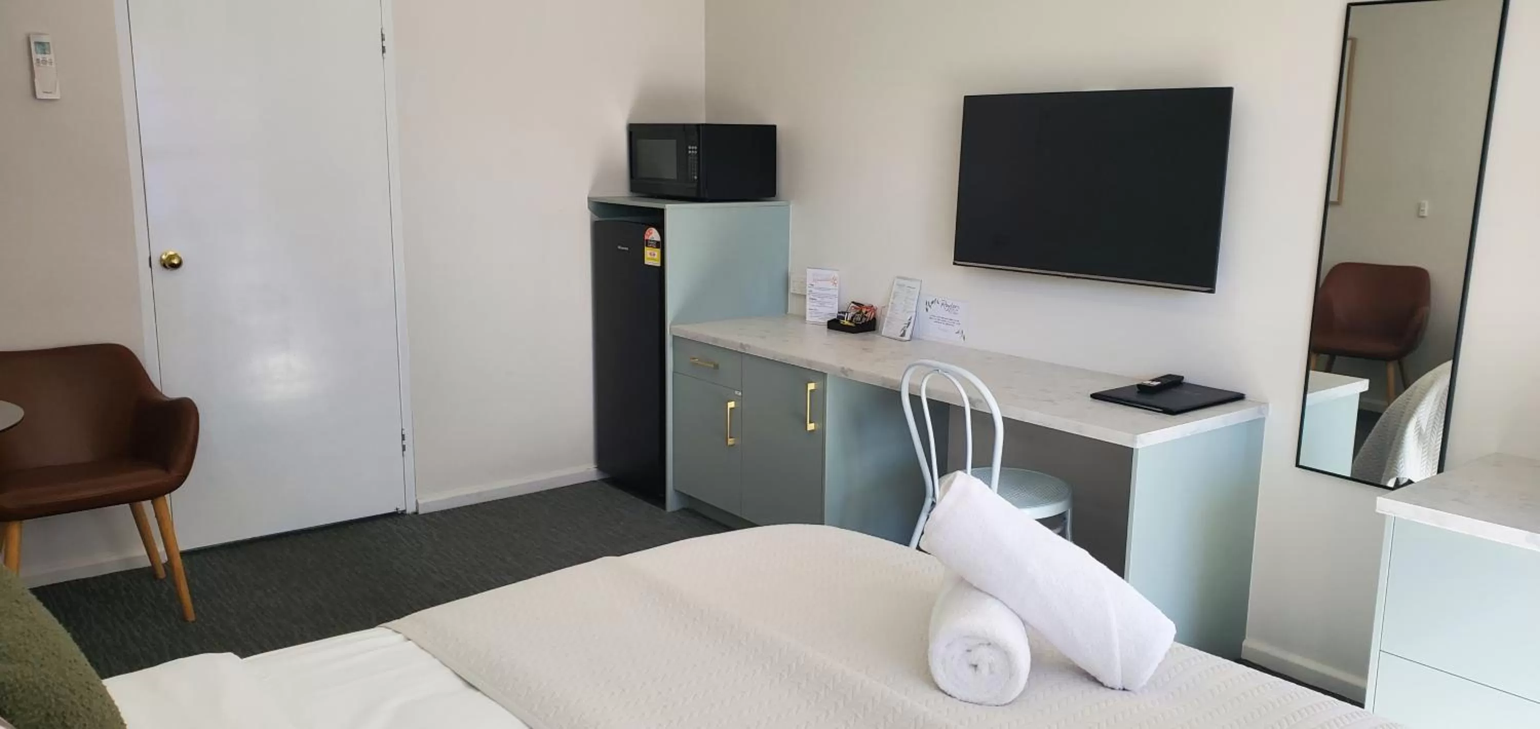 Kitchen or kitchenette, Bed in Roydons Motor Inn