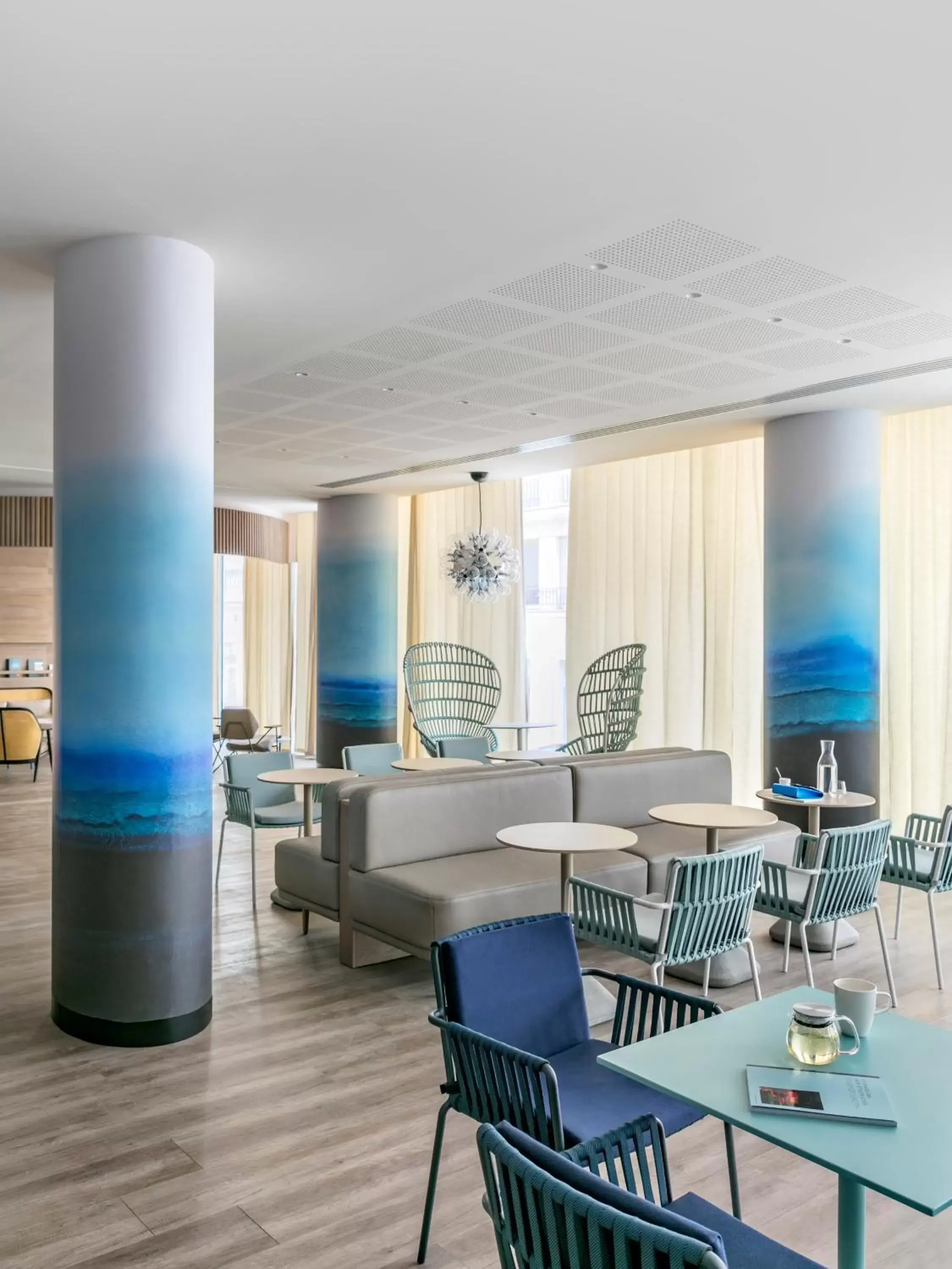 Lounge or bar, Restaurant/Places to Eat in OKKO Hotels Toulon Centre