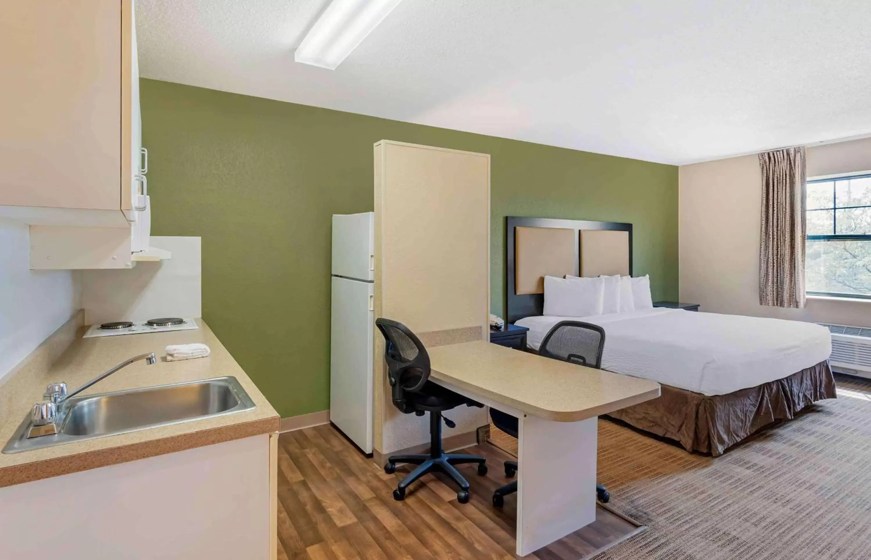 Bedroom in Extended Stay America Select Suites - Chicago - Rolling Meadows