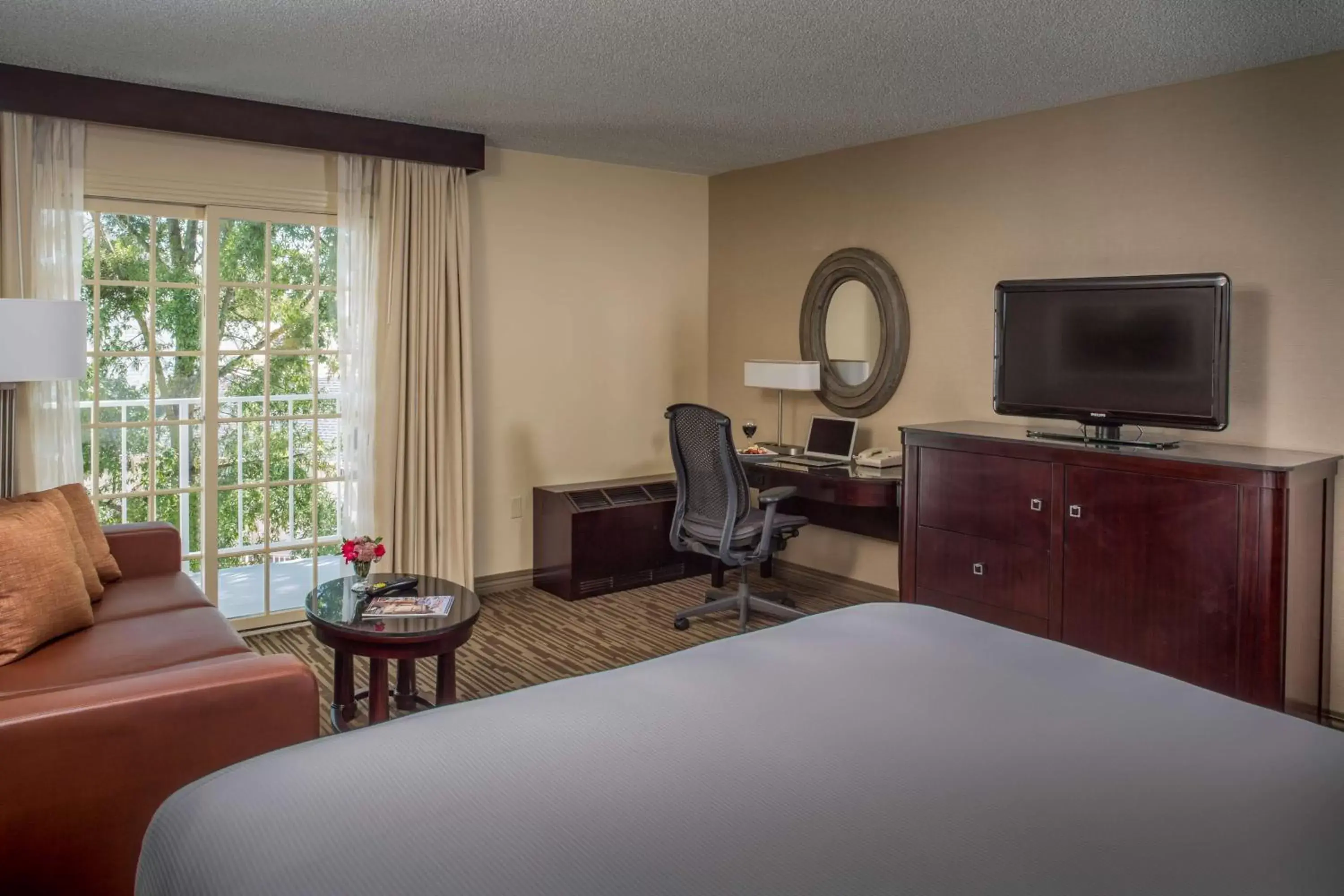 Bed, TV/Entertainment Center in DoubleTree by Hilton Raleigh Durham Airport at Research Triangle Park