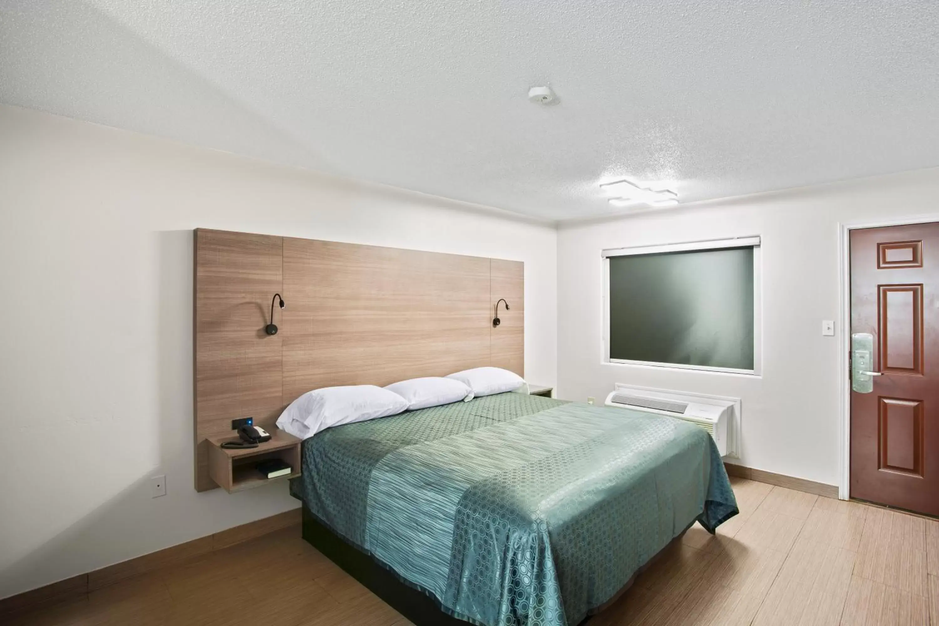 Bedroom, Bed in Siesta Inn McAllen