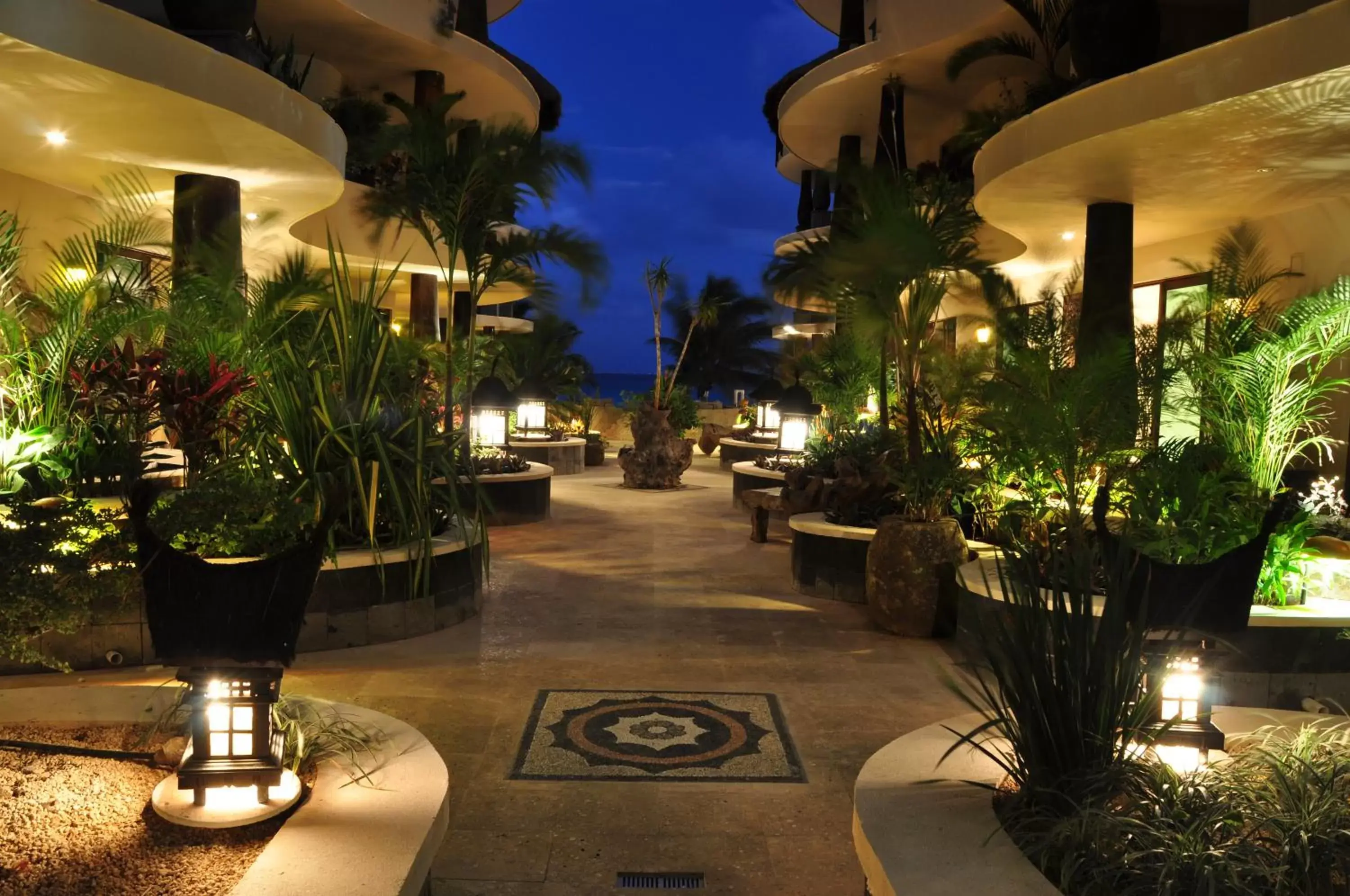 Inner courtyard view in El Taj Oceanfront and Beachside Condo Hotel