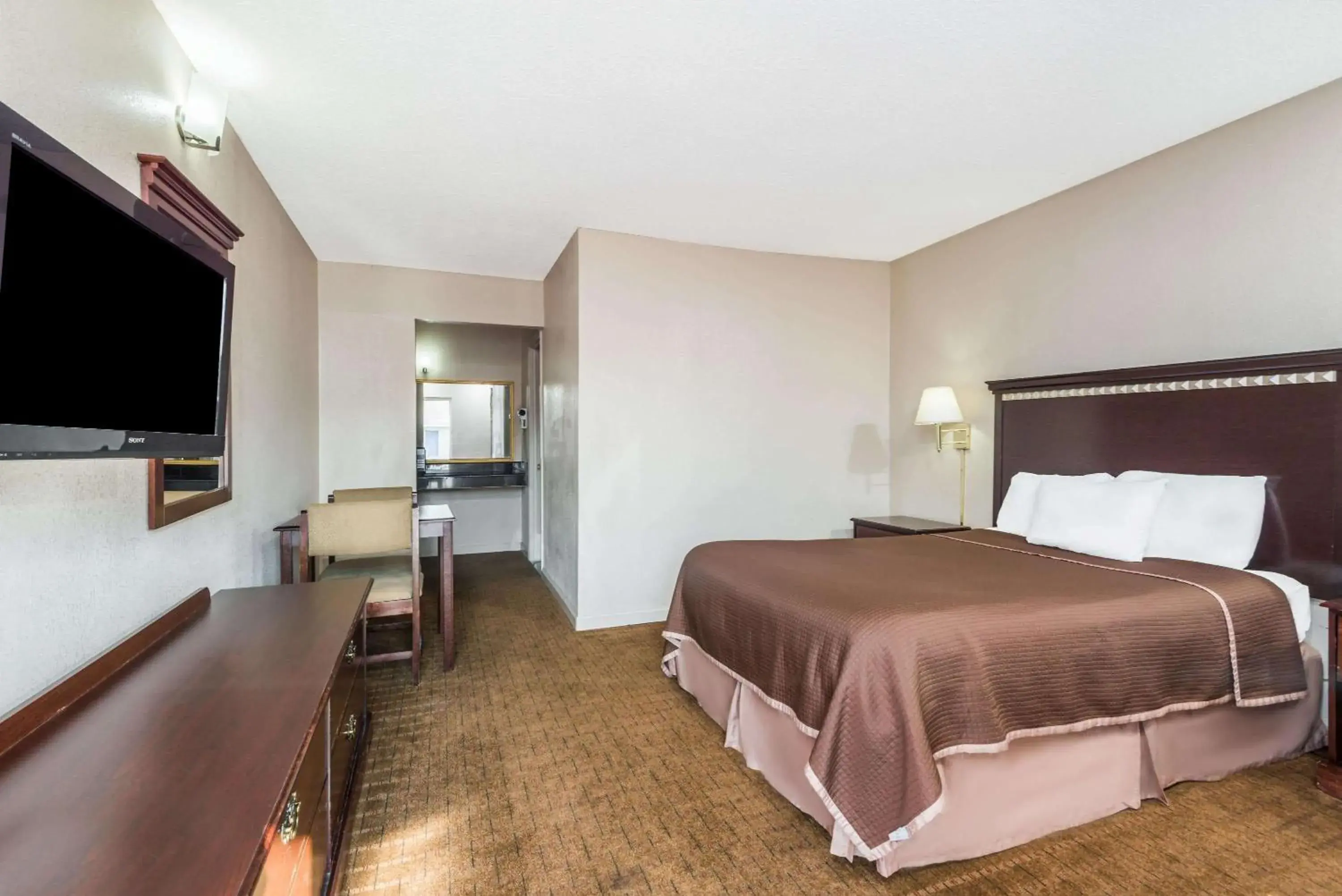 Photo of the whole room, Bed in Howard Johnson by Wyndham Springfield Photo of the whole room, Bed in Howard Johnson by Wyndham Springfield