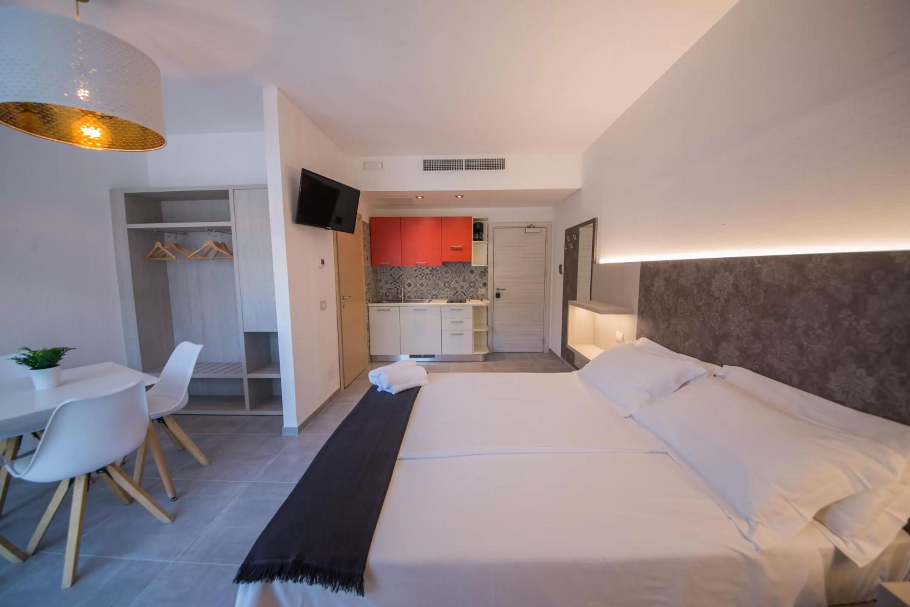 Photo of the whole room, Bed in Residence Cristine